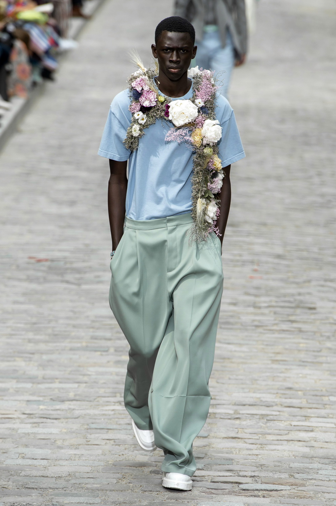Estilo de calle, Aleali Mayo llegando a Louis Vuitton Primavera