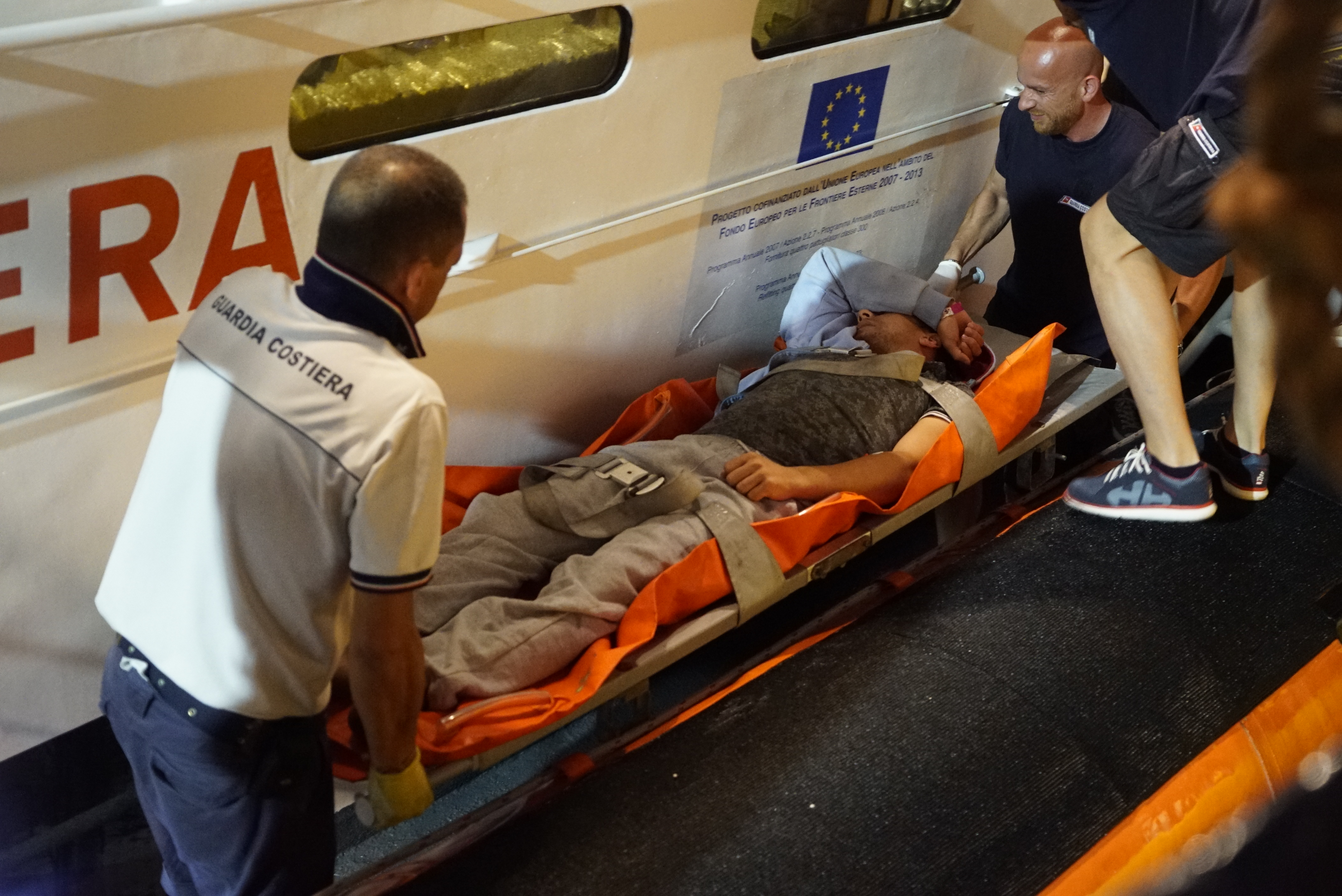 Die italienischen Sanitäter hieven den Mann auf ihr Boot