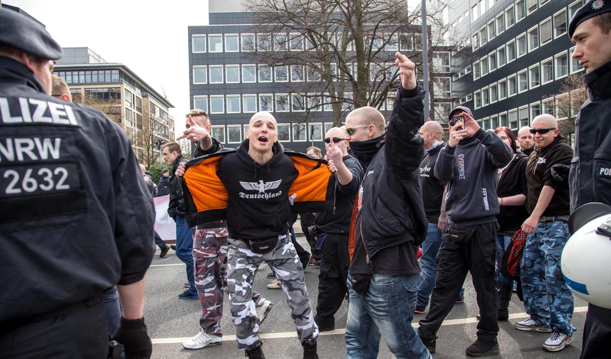 Ein junger Neonazi pöbelt in Richtung der Kamera