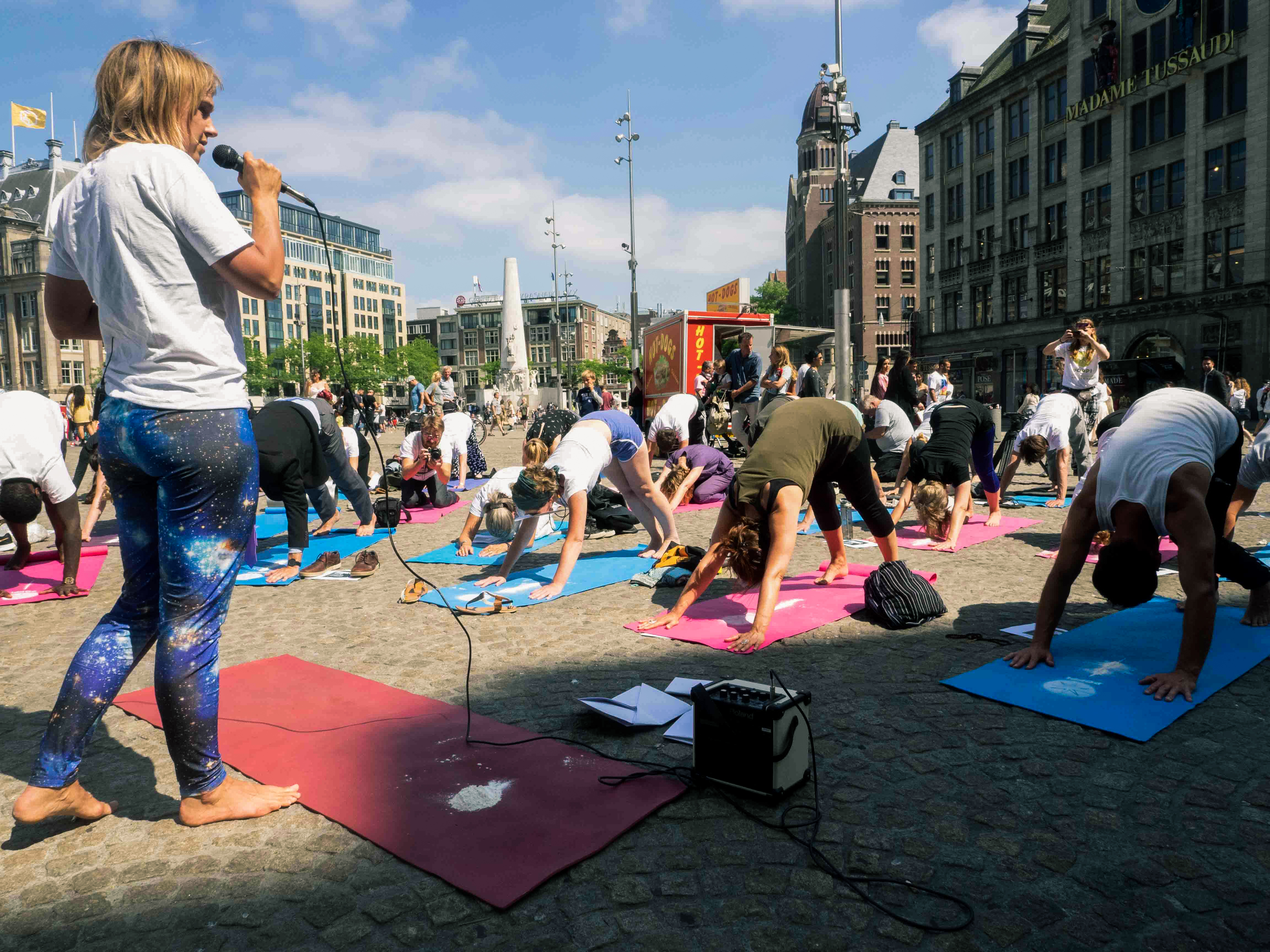 Yogasnuivers op de Dam