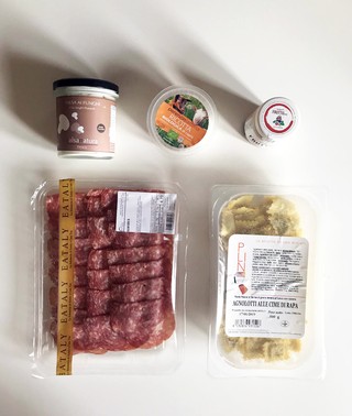 Box-Eataly-contenuto "class =" col-12 -xs "data-src =" https://video-images.vice.com/_uncategorized/1562144265665-Box-Eataly-contenuto.jpeg "/> </source> </source> </source></source></source></picture>
<p> Il contenuto della scatola di Eataly: Agnolotti alle cime di rapa, ricotta bio di capra, salsa ai funghi, salame milano e yogurt ai frutti di bosco </p>
</div>
<p> Agnolotti alle cime di rapa, ricotta bio di capra, salsa ai funghi, salame milano e yogurt ai frutti di bosco. Sono gasatissima: 4,99 euro per tutto questo ben di dio. Il prezzo reale sarebbe tra i 15 e 17 euro. <b> Formaggi e yogurt scadranno domani mentre il resto dei prodotti ha qualche giorno in più di vita. </b> Volo una casa e tuffo in acqua salata metà degli agnolotti, un condominio con un po 'di ricotta di capra e via. Un pranzo dignitosissimo direi. ero il mio yogurt, latte intero del Trentino, molto buono. </p>
<p> <iframe src=