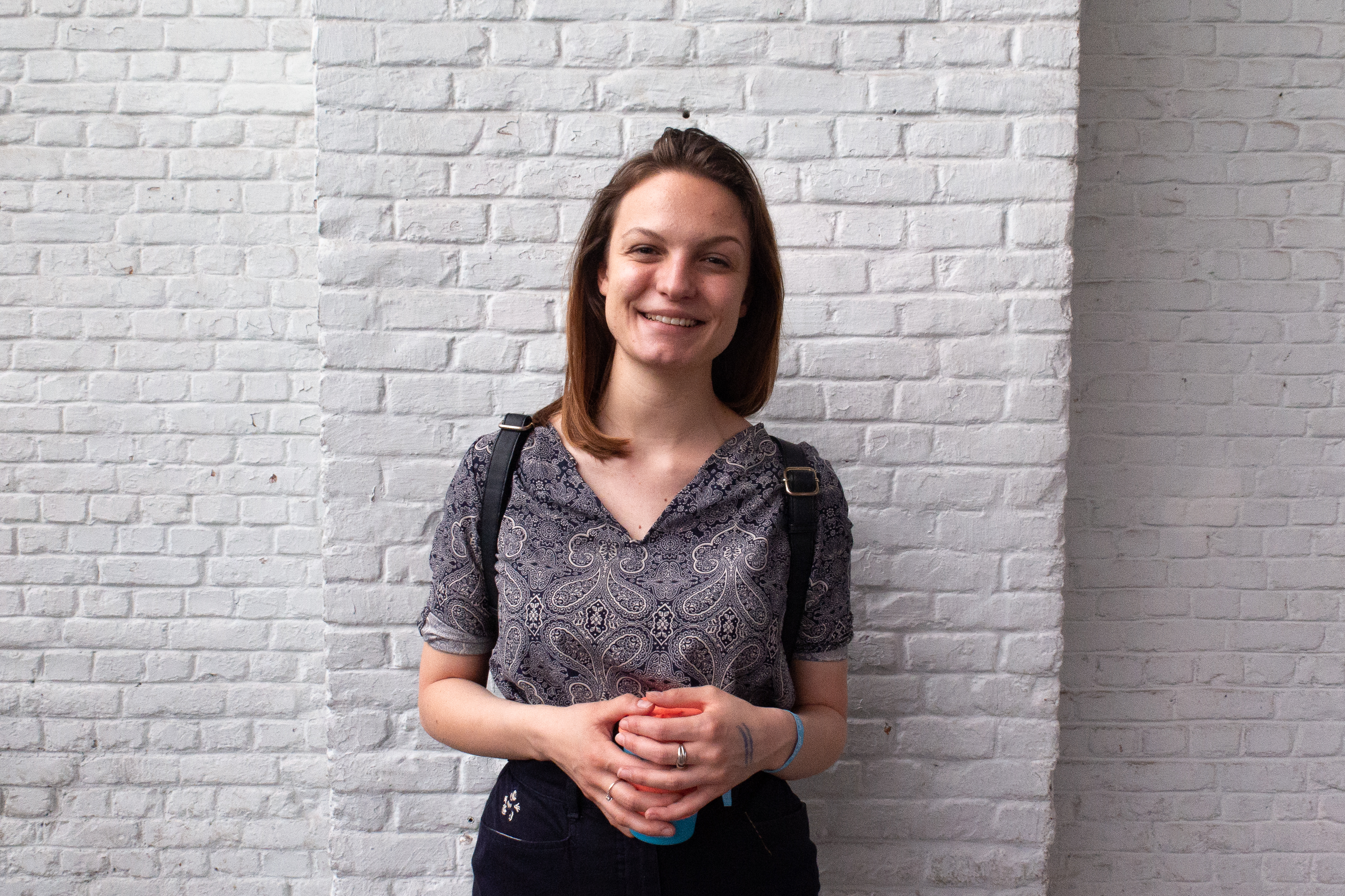 Eine Frau steht vor einer Wand