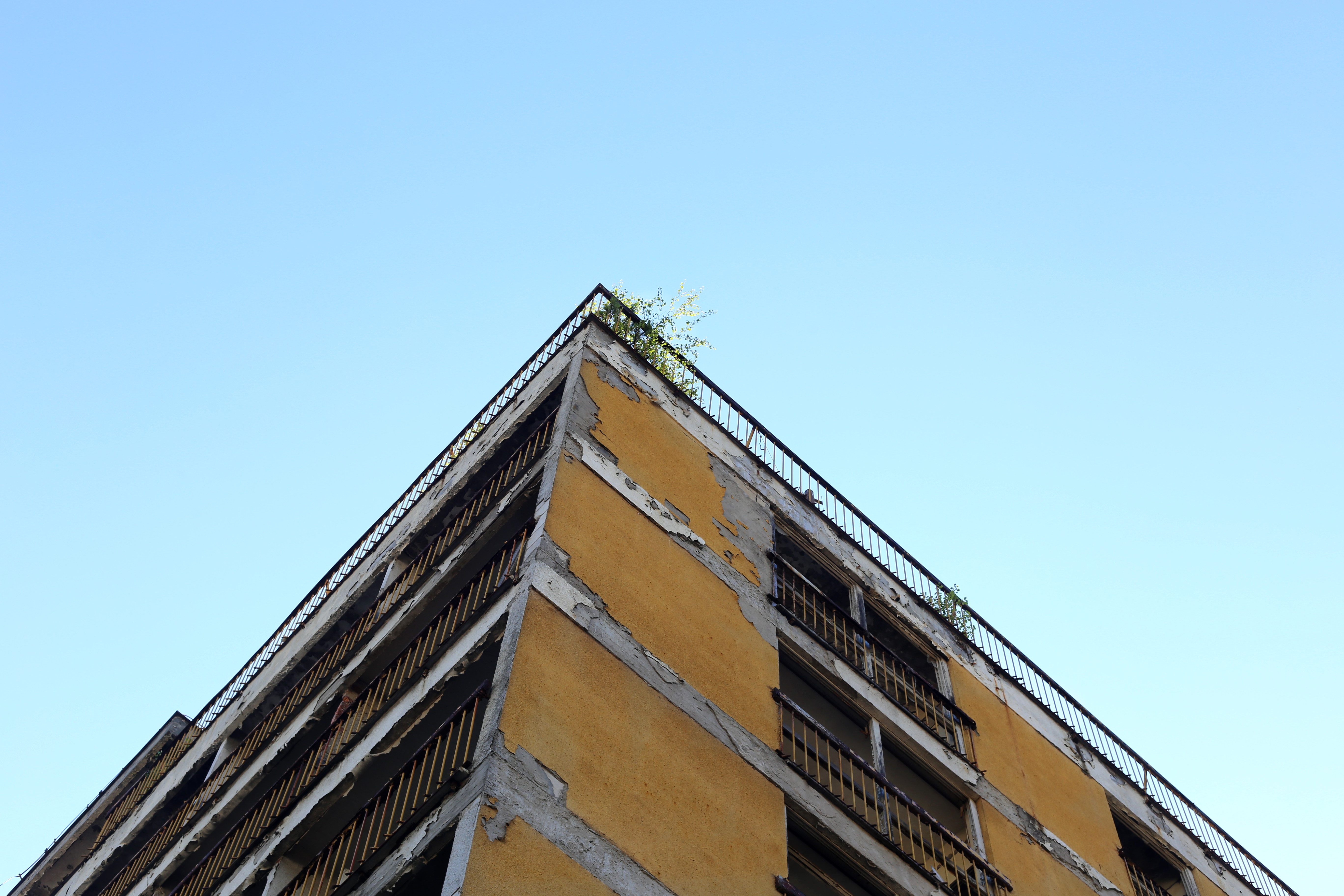 1562668519481-3-Hotel-domova-je-nekada-bio-najpopluarniji-hotel-dok-je-radila-banja-u-Srebrenici-danas-izgleeda-ovako