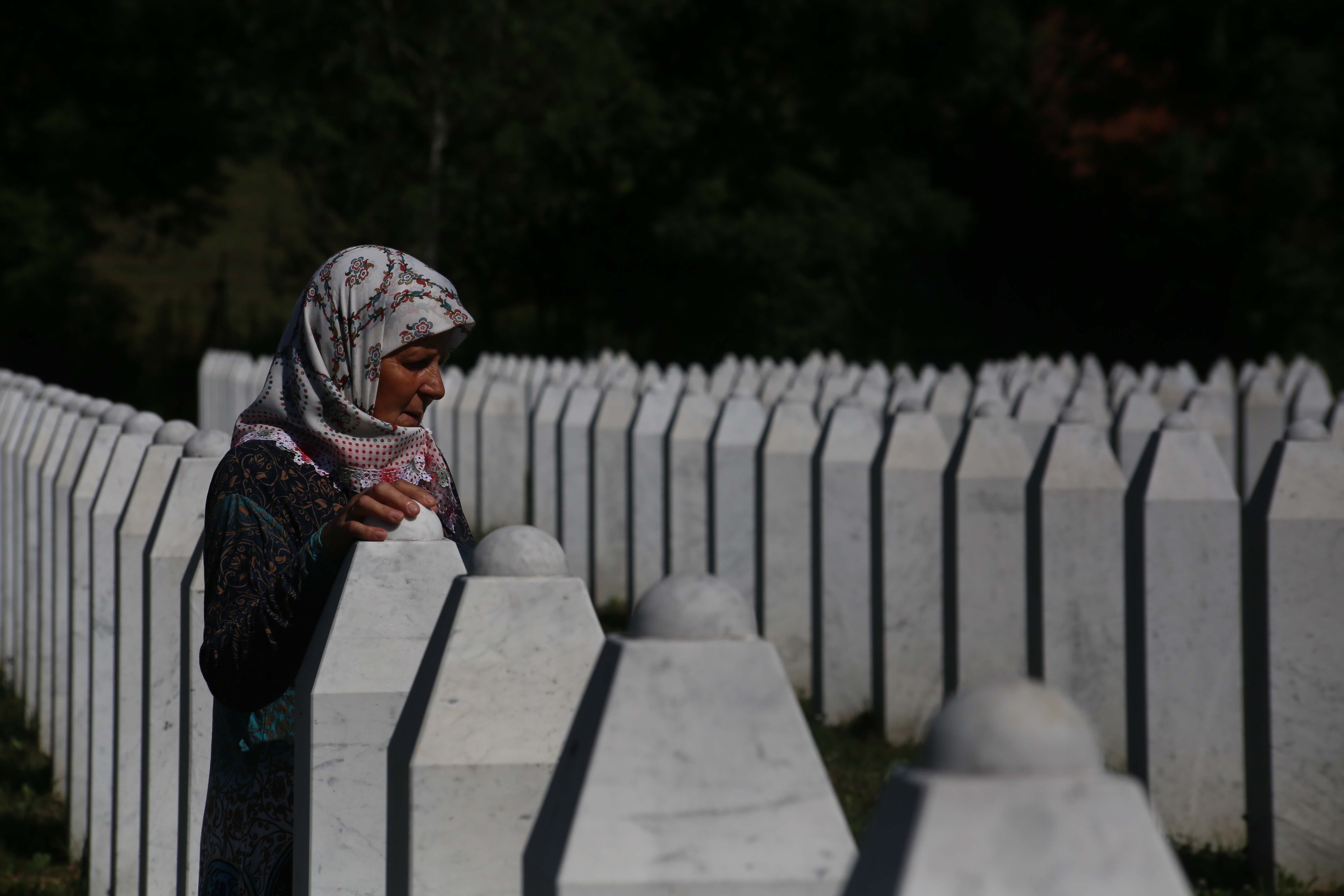 1562668585695-8-Supruga-pored-nadgrobnog-spomenika-svog-muza-koji-je-stradao-u-Srebrenici-95-e