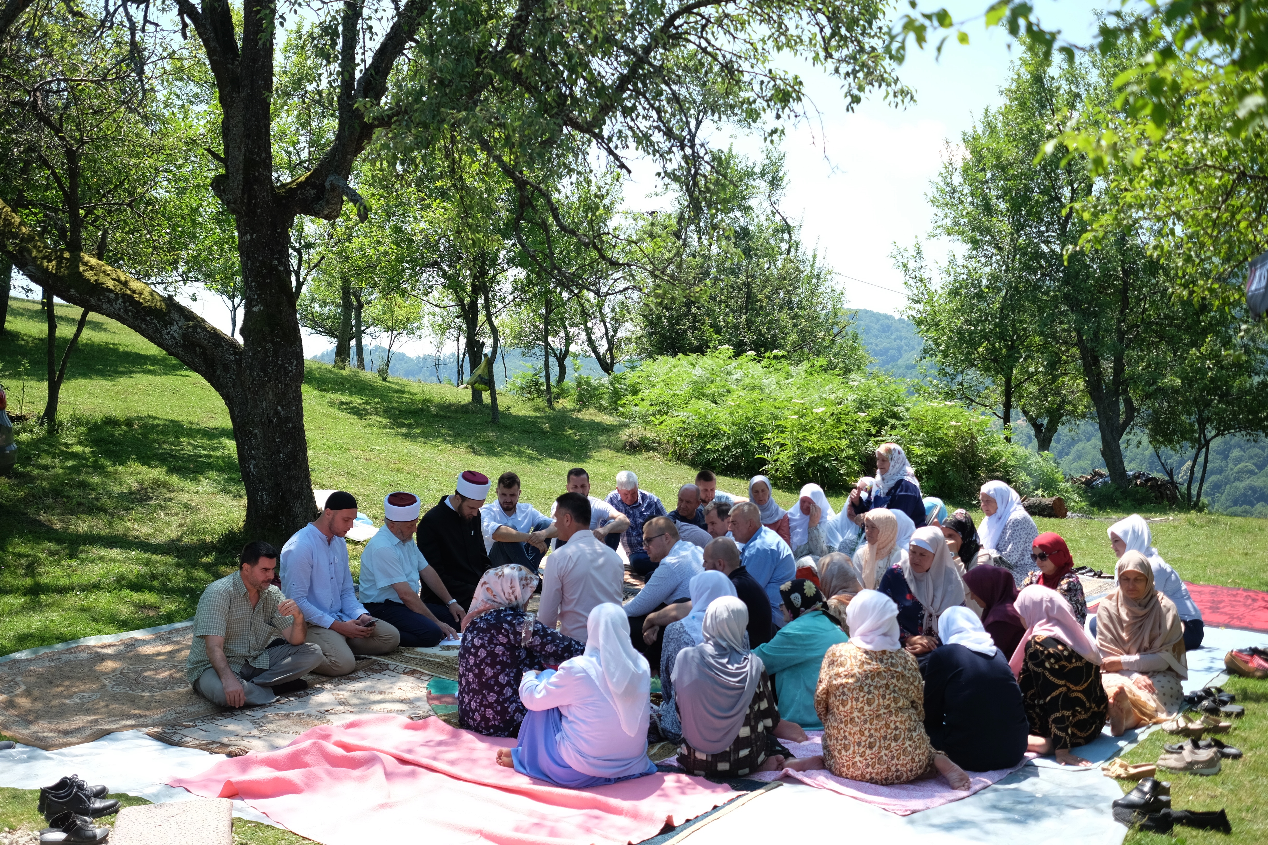 1562668587738-14-U-selu-Bajramovice-nadomak-Srebrenice-rodbina-i-clanice-udruzenja-Zene-Srebrenice-ispracaju-na-Hadz-Nuru-Mustafic-i-Refiju-Hadzibulic