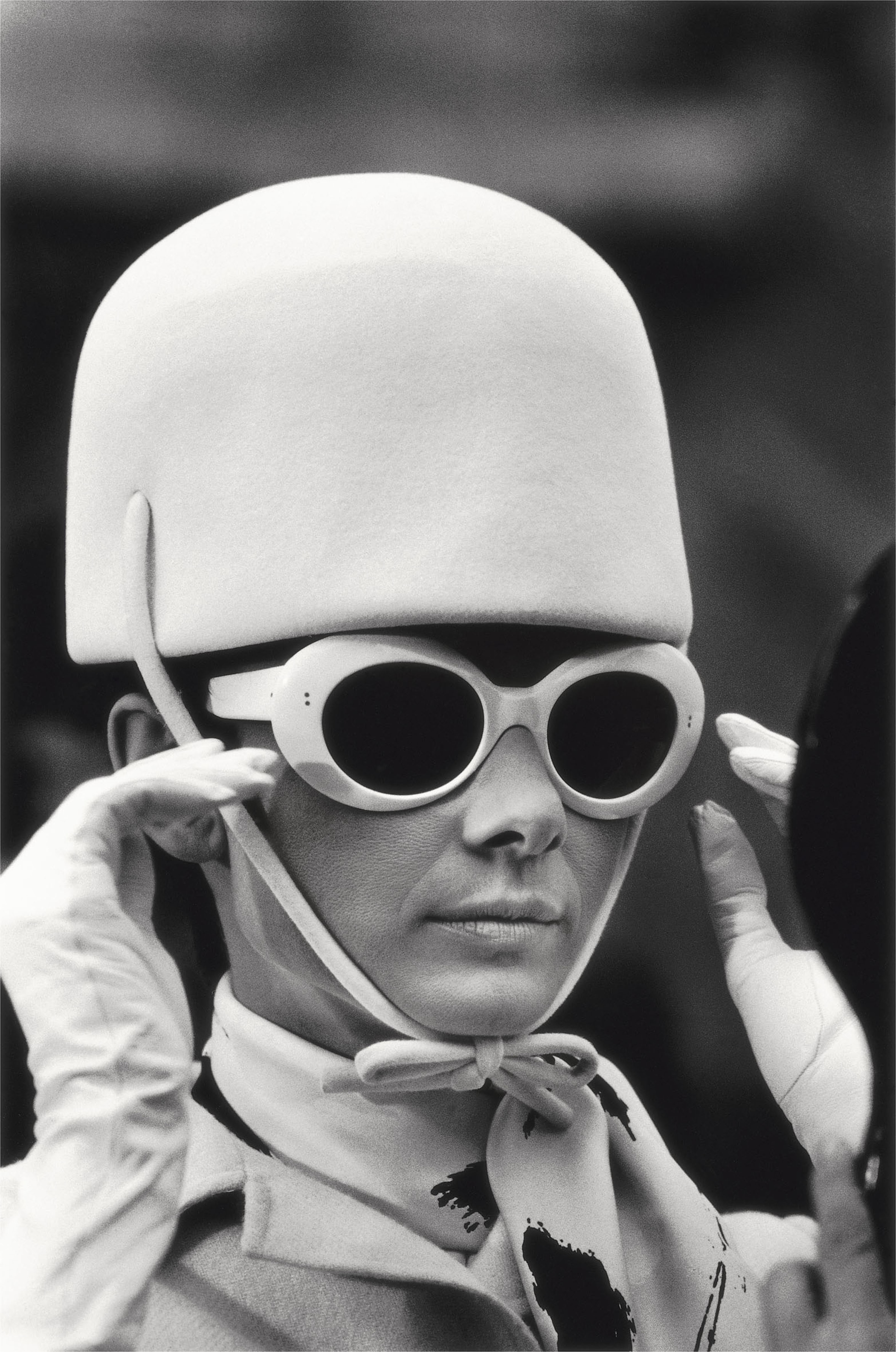 Audrey Hepburn sul set di Come rubare un milione di dollari e vivere felici / Parigi, 1966 / 81 x 58,2 cm© Terry O'Neill