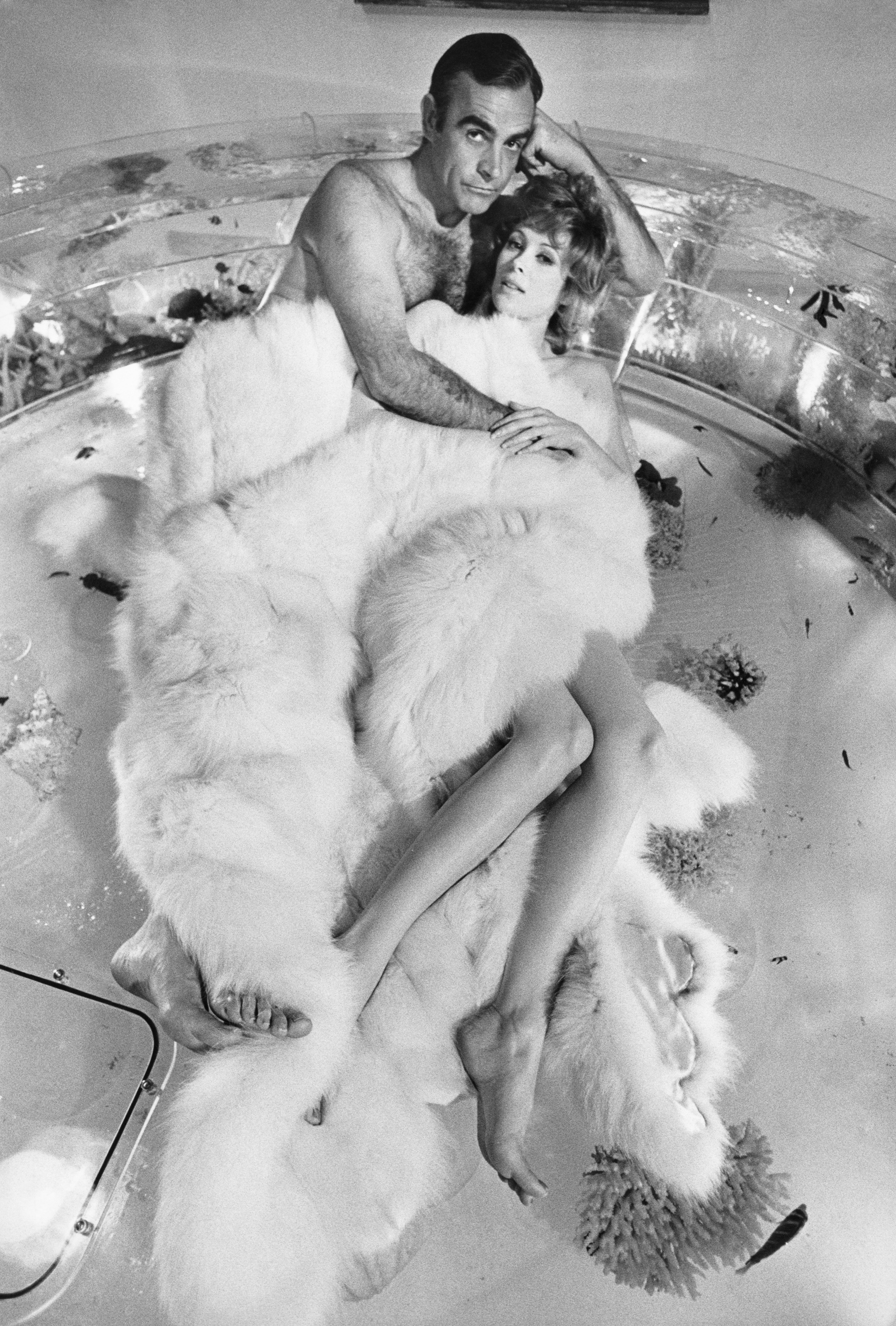 Sean Connery e Jill St. John sul set di Una cascata di diamanti / Las Vegas, 1971 / 99 x 73,1 cm © Terry O'Neill