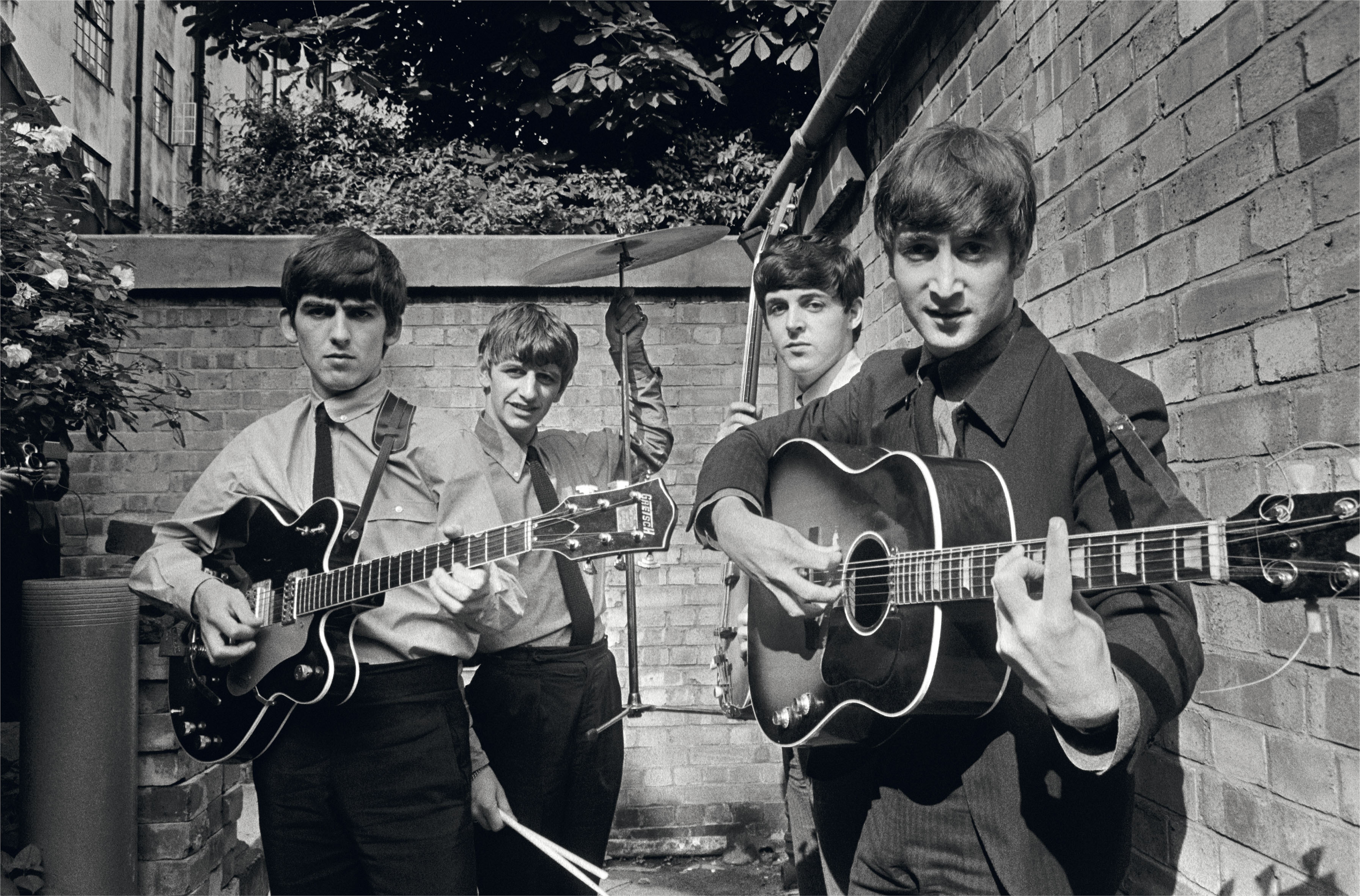 I Beatles negli Abbey Road Studios mentre registrano il loro primo album Please Please Me / Londra 1963 / 54,9 x 73 cm © Terry O'Neill