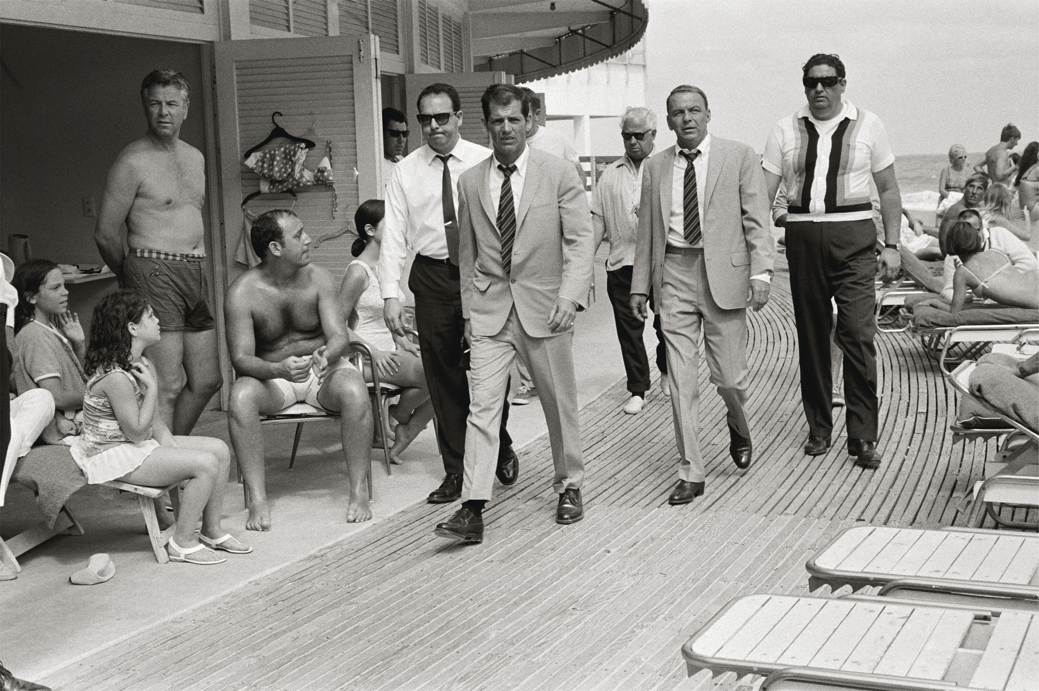 Frank Sinatra con le sue guardie del corpo / Miami, 1968 / 58 x 78 cm © Terry O'Neill