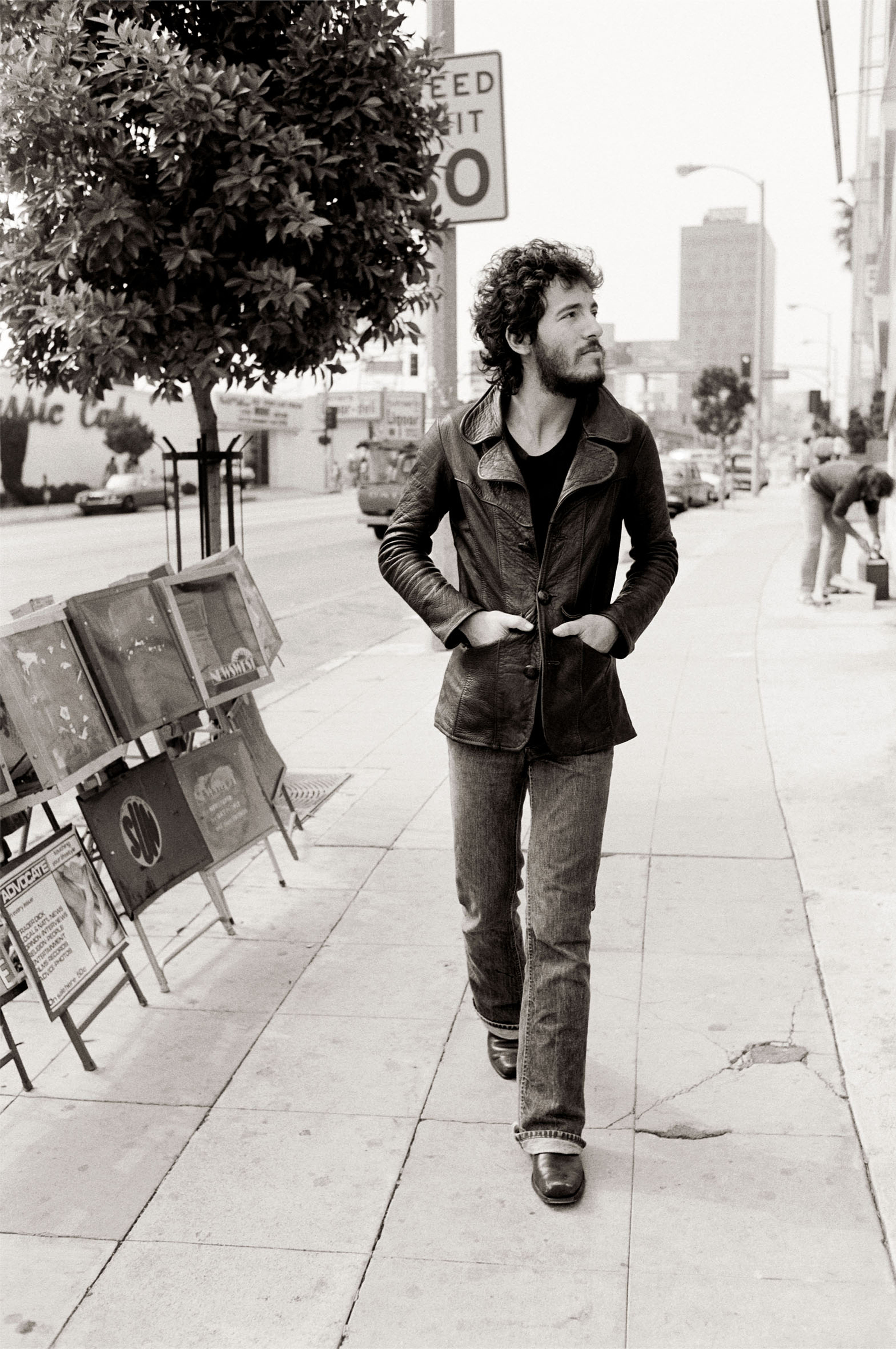 ruce Springsteen passeggiando per Sunset Strip / Los Angeles, 1975 / 78 x 57 cm © Terry O'Neill