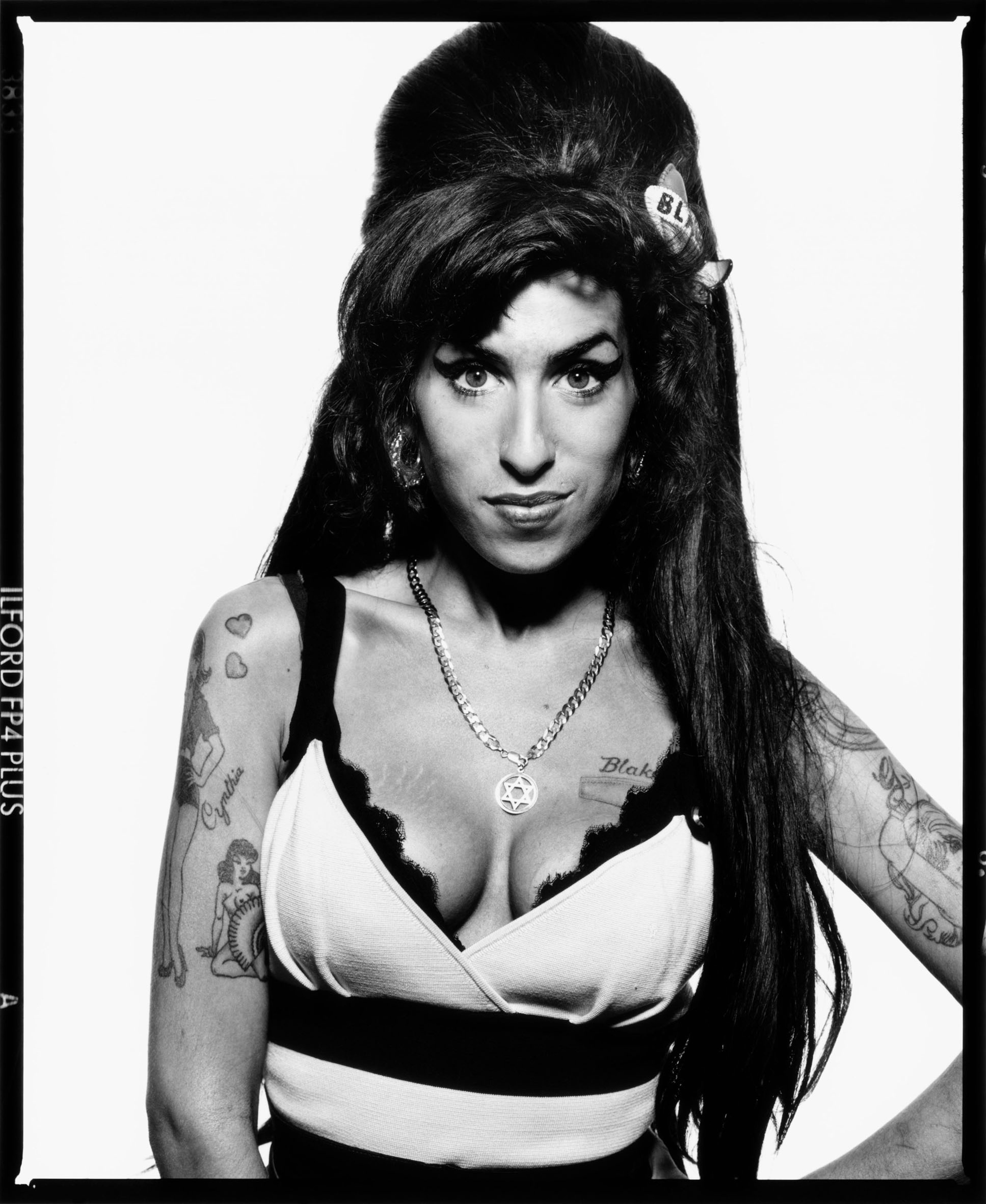 Amy Winehouse prima di salire sul palco per il concerto tributo ai 90 anni di Nelson Mandela / Londra, 2008 / 71 x 58,1 cm © Terry O'Neill