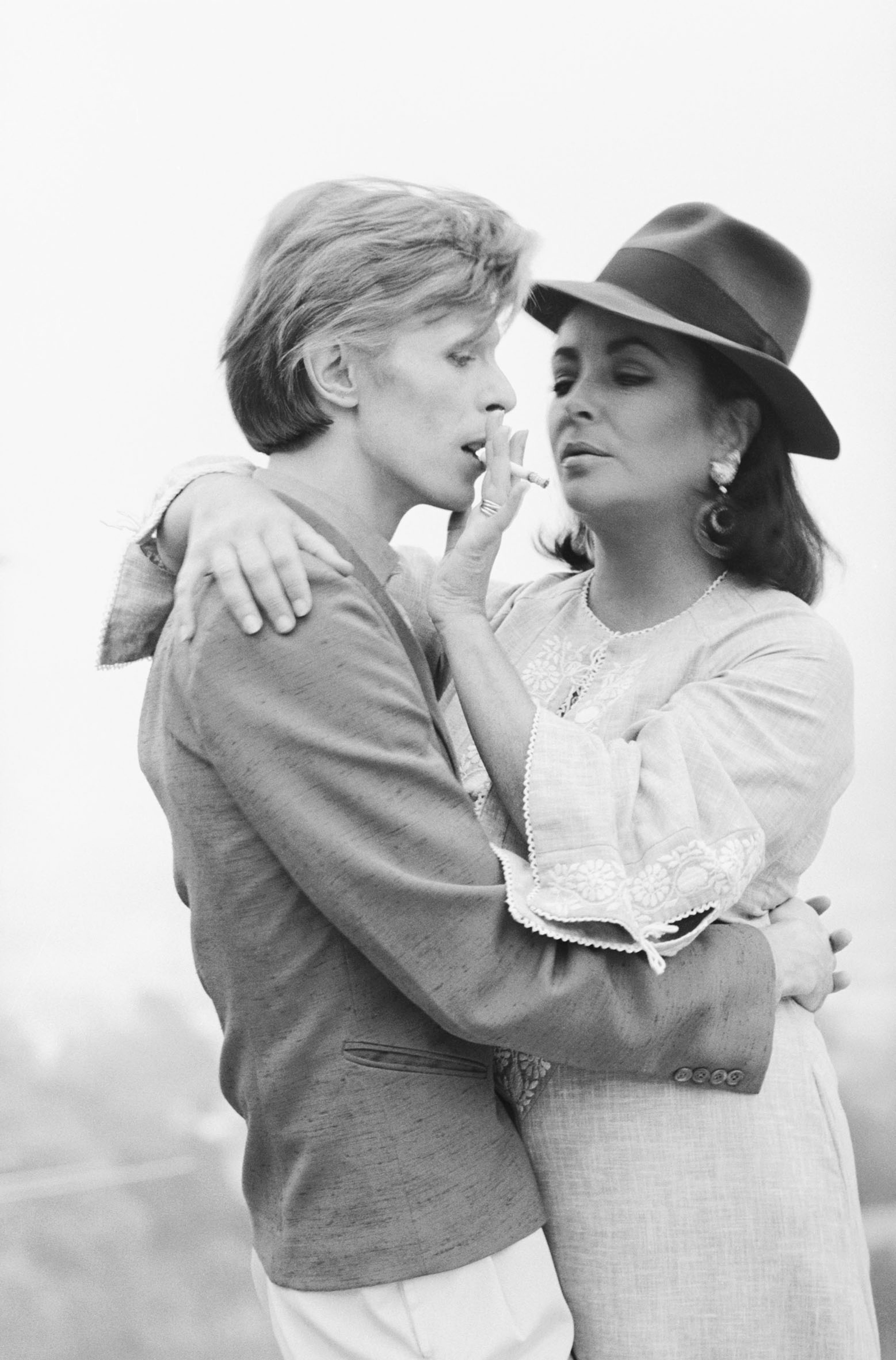 David Bowie ed Elizabeth Taylor a casa del regista George Cukor / Los Angeles, 1975 / 91,1 x 73 cm © Terry O'Neill