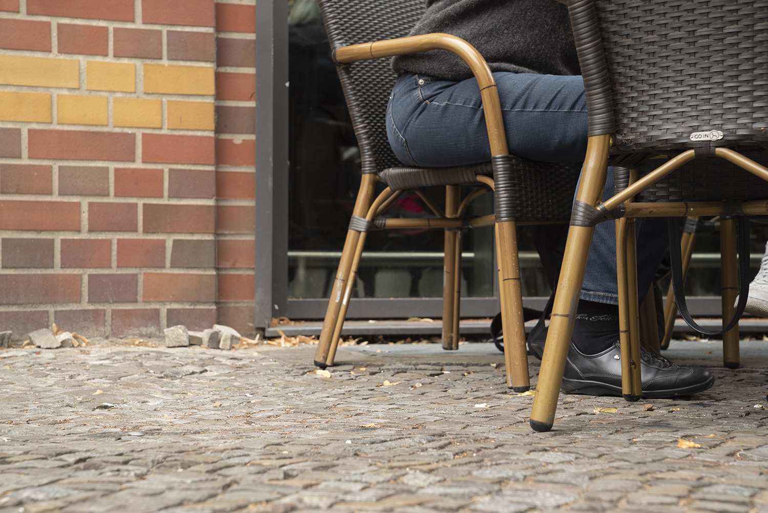 Eine Frau sitzt in einem Café