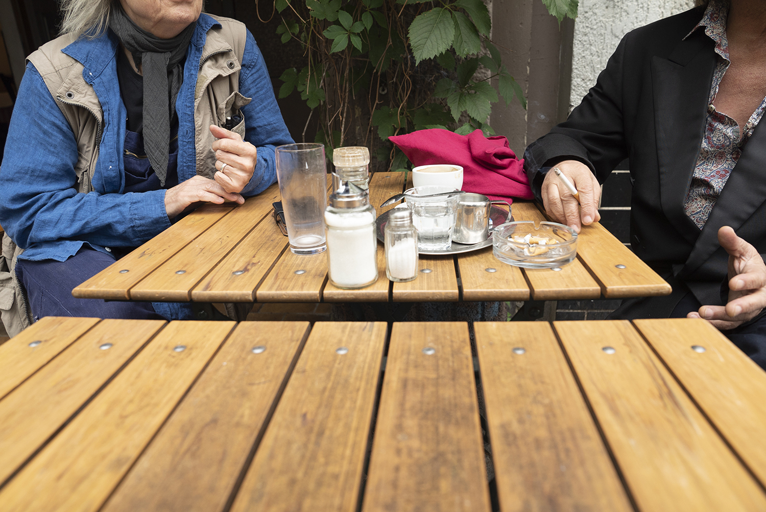 Zwei Männer sitzen in einem Café und rauchen