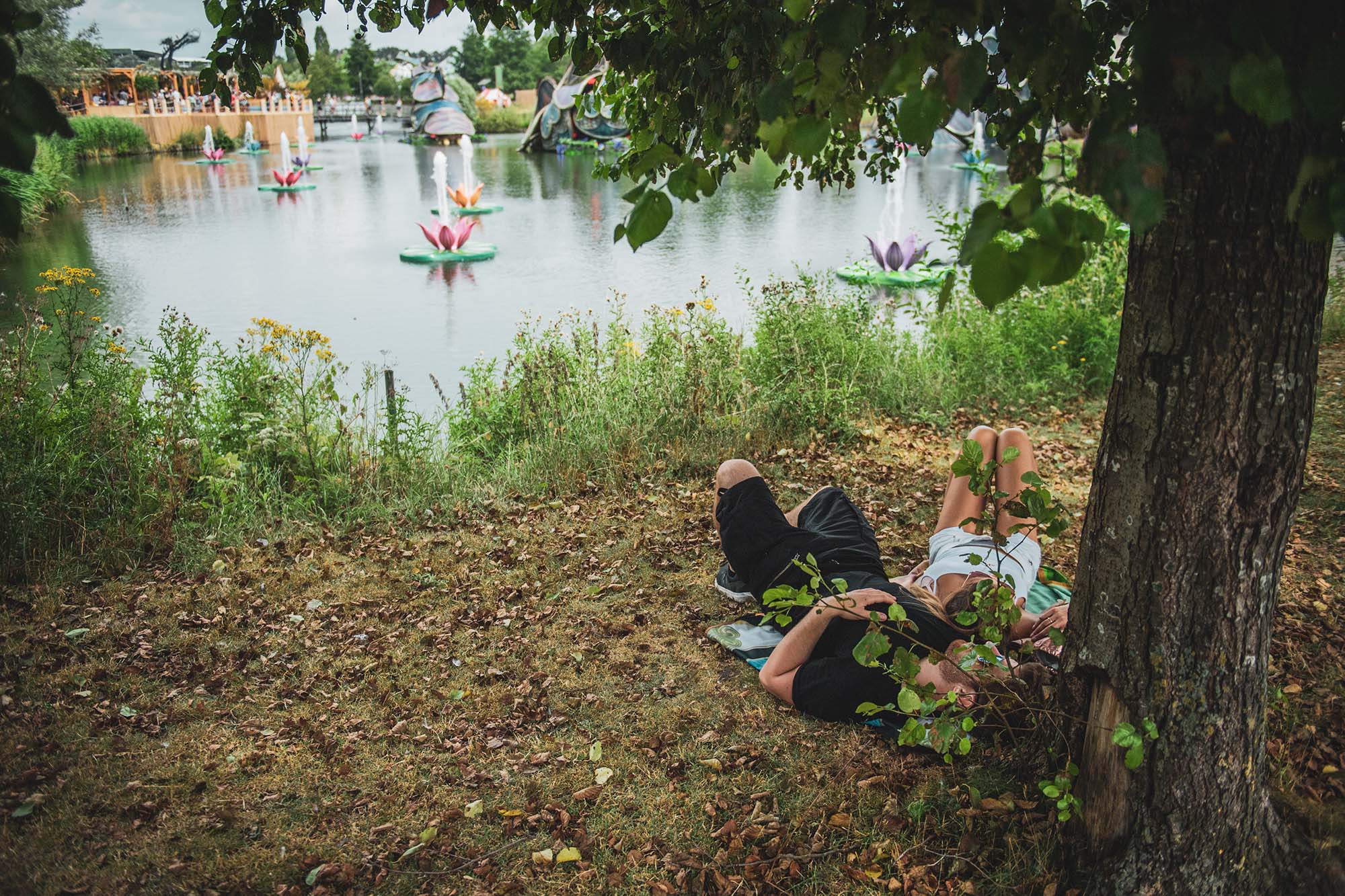 tomorrowland-festival-boom-liggen-aan-water