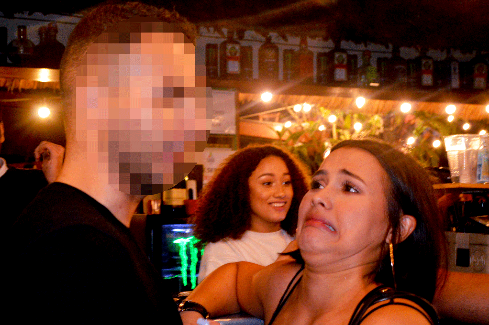 Die Autorin verzieht ihr Gesicht