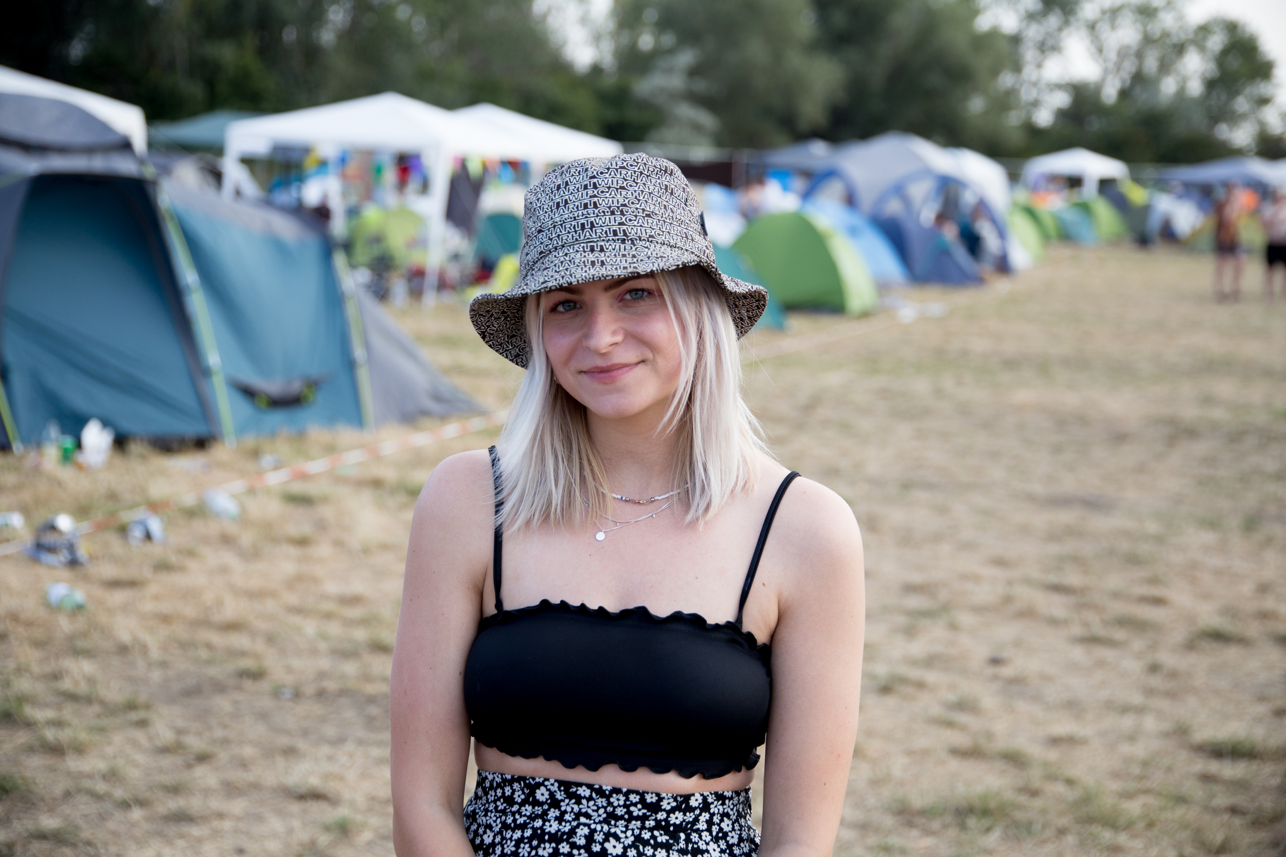 Eine Frau mit Hut