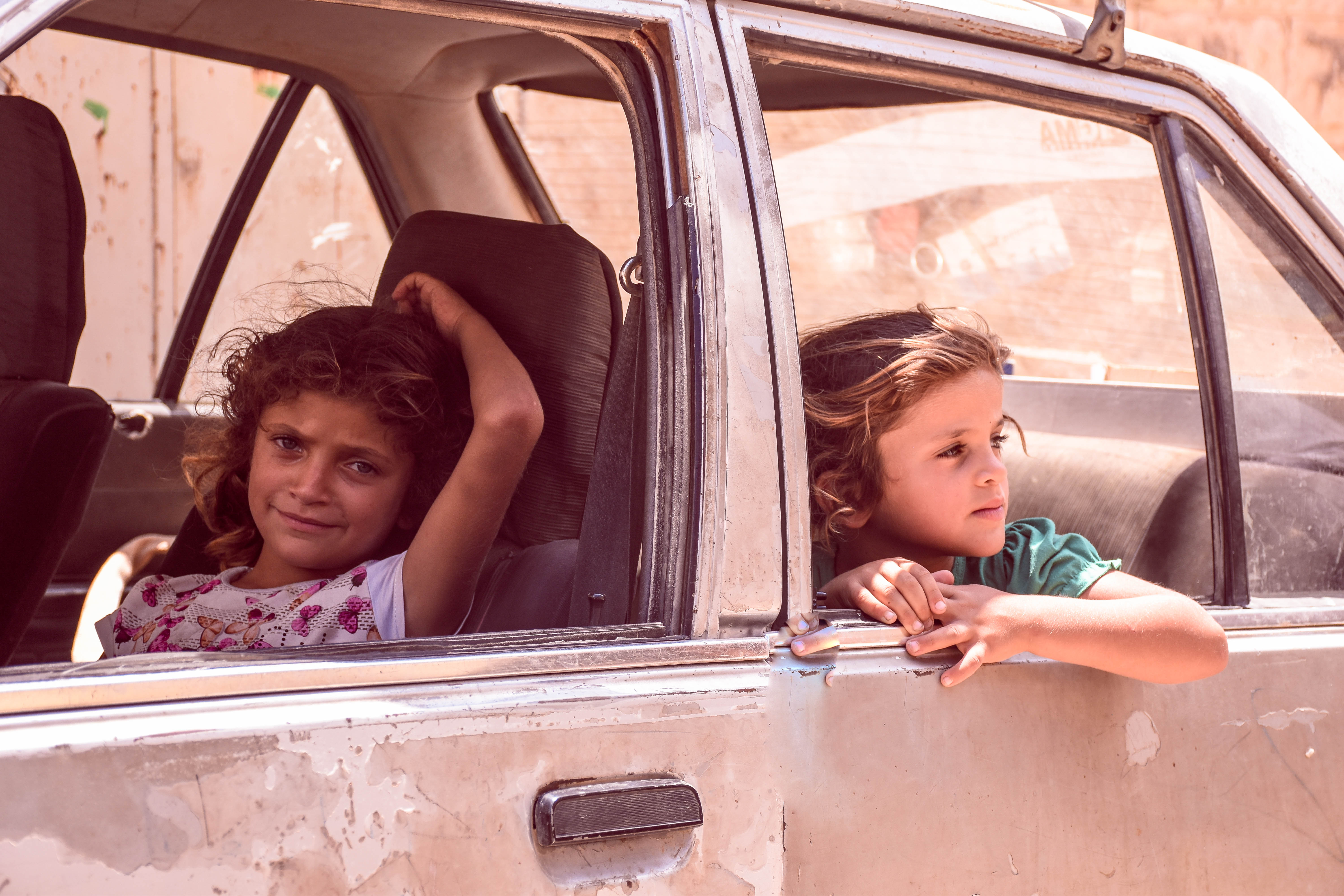 1564670363764-Bambine-nella-citta-di-Jenin