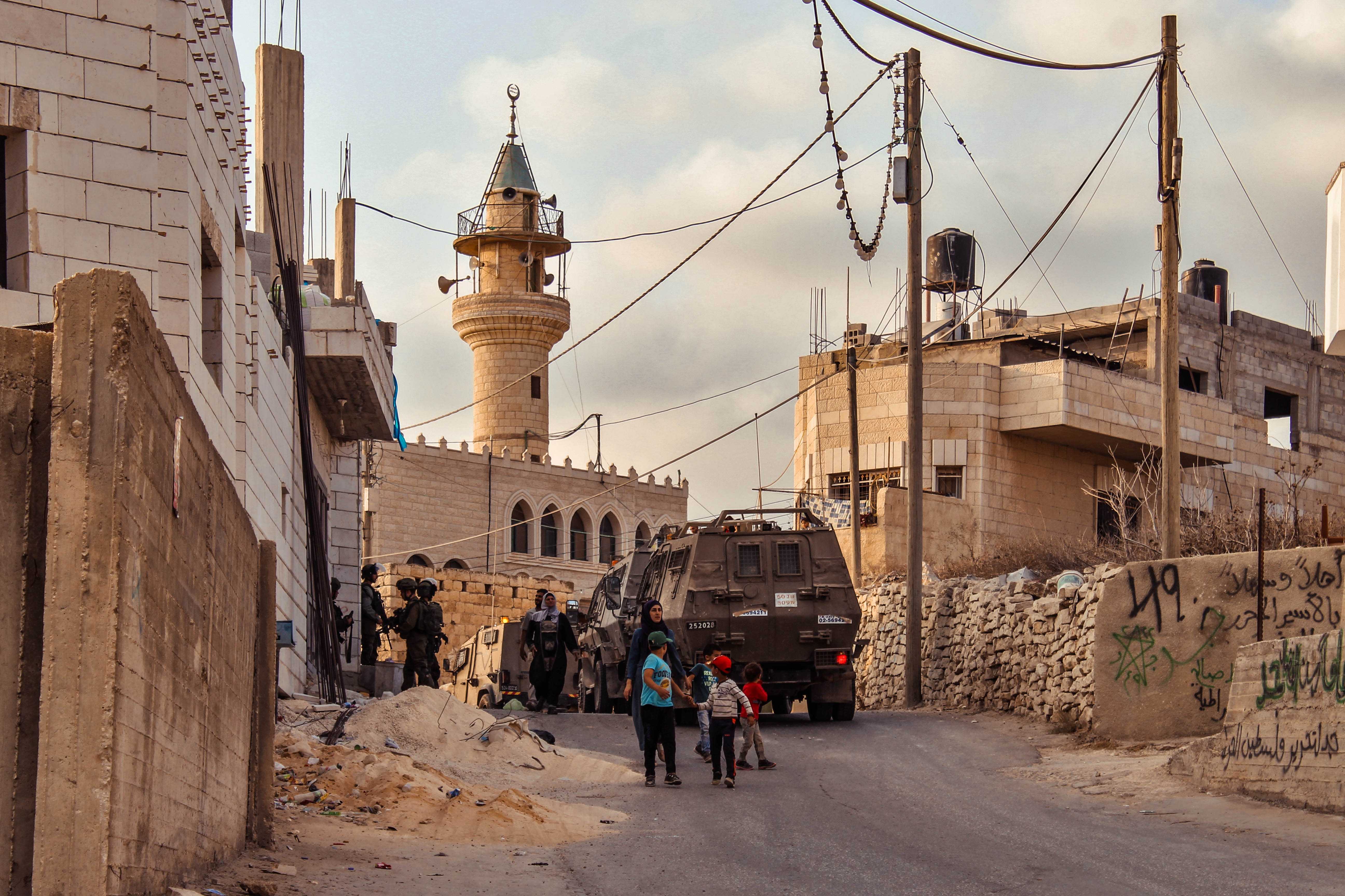 1564670496608-Soldati-israeliani-irrompono-in-un-abitazione-palestinese-nella-citta-di-Al-khalil