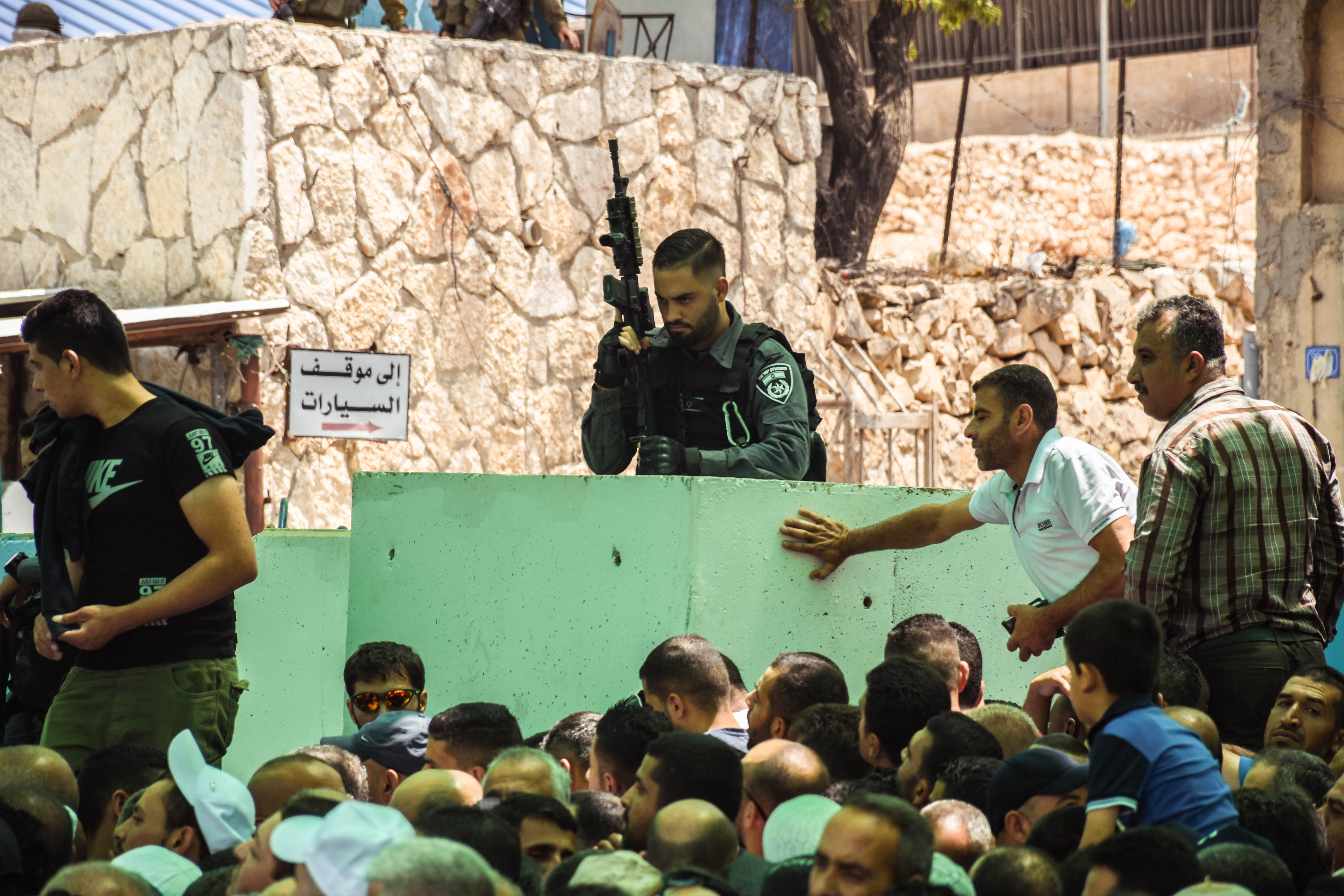 1564670507945-Soldato-israeliano-controlla-il-check-point-di-Betlemme-durante-il-Ramadan
