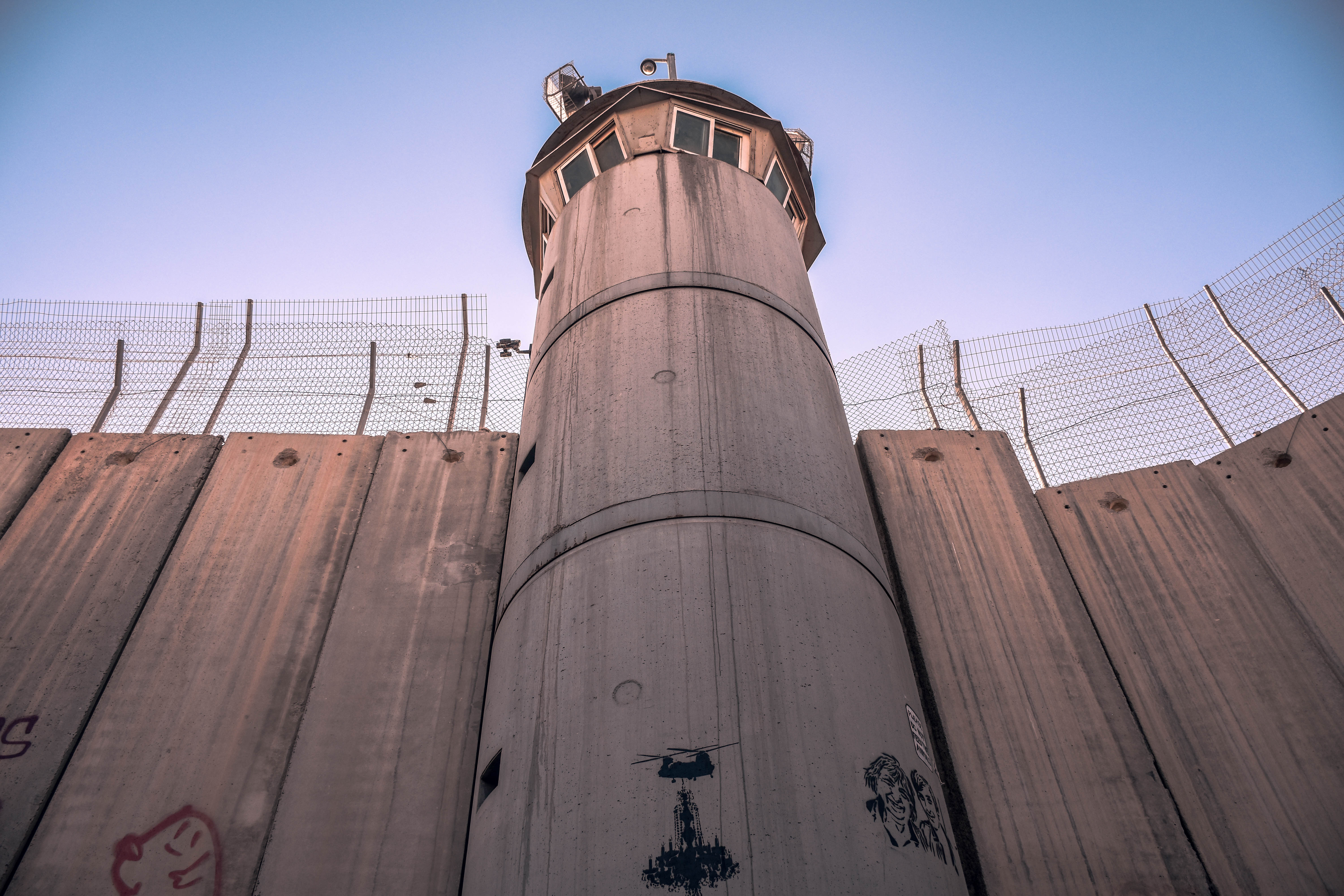 1564670543554-Torre-di-controllo-sul-muro-di-Apartheid-Betlemme