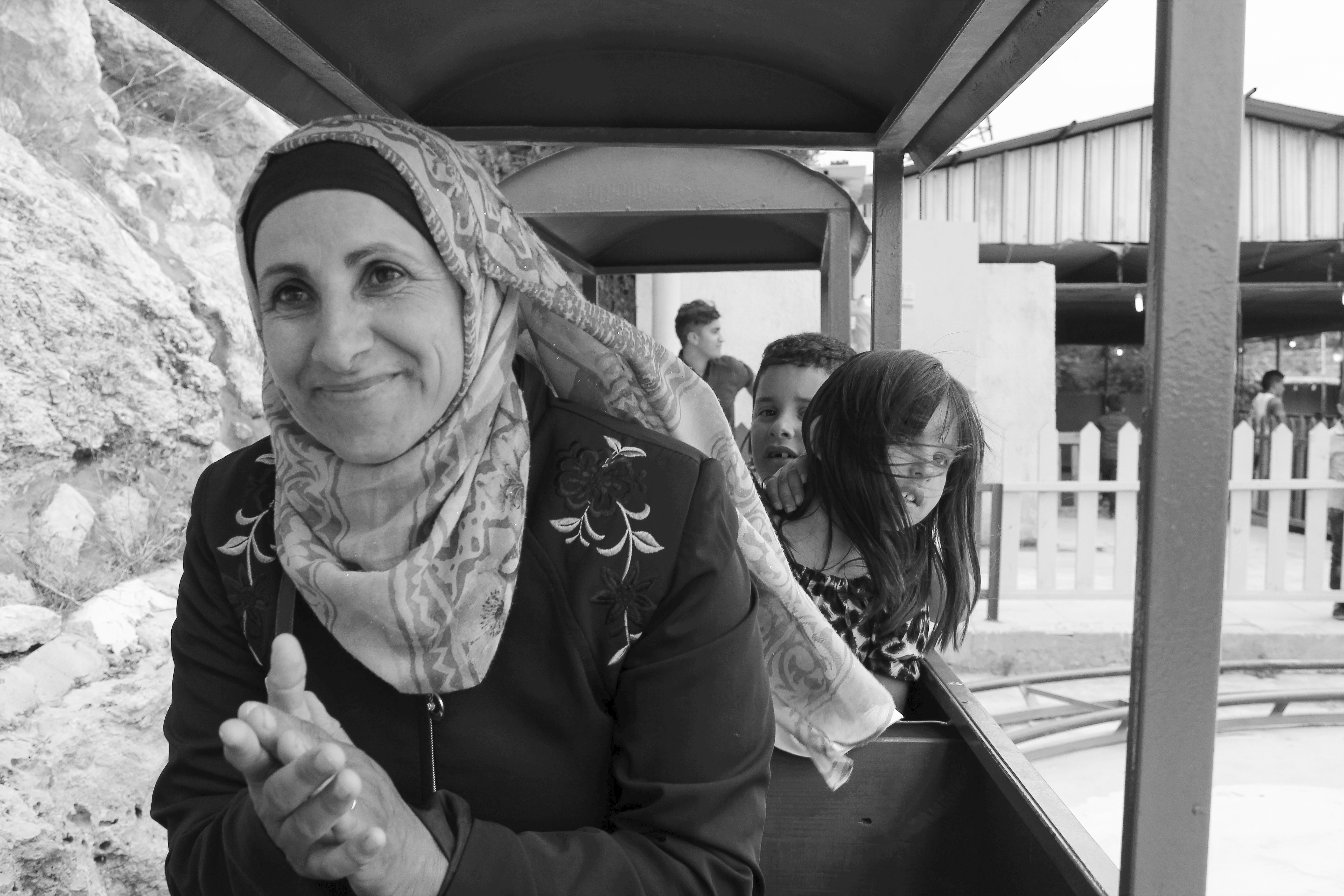 1564670578531-Vita-quotidiana-Mamma-e-figli-in-un-parco-giochi-Al-Khalil