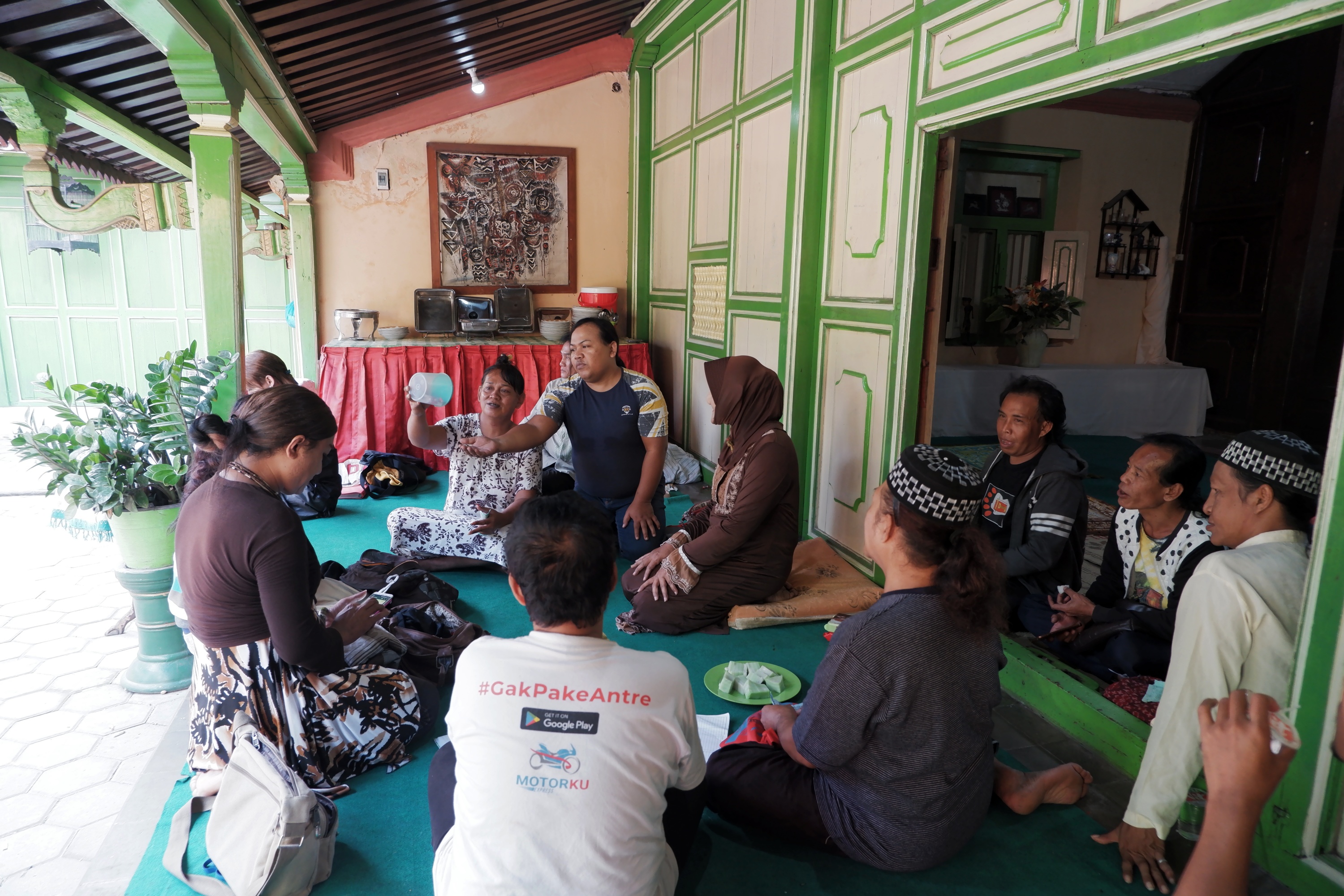 1565079872554-Arisan-sebelum-memulai-kegiatan-pesantren