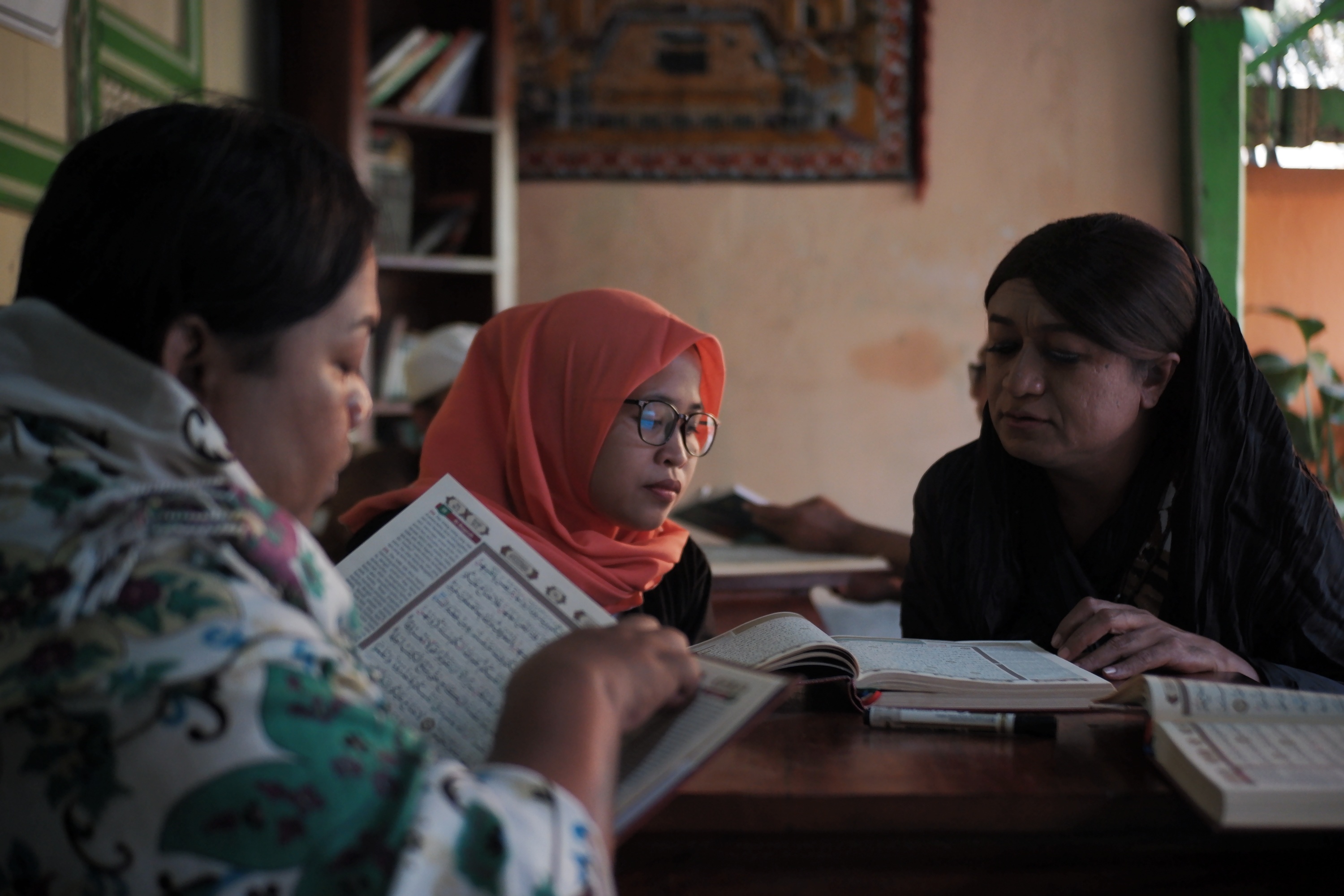 1565080210951-Uztazah-Masthuriyah-telaten-mengajari-santri-membaca-Quran