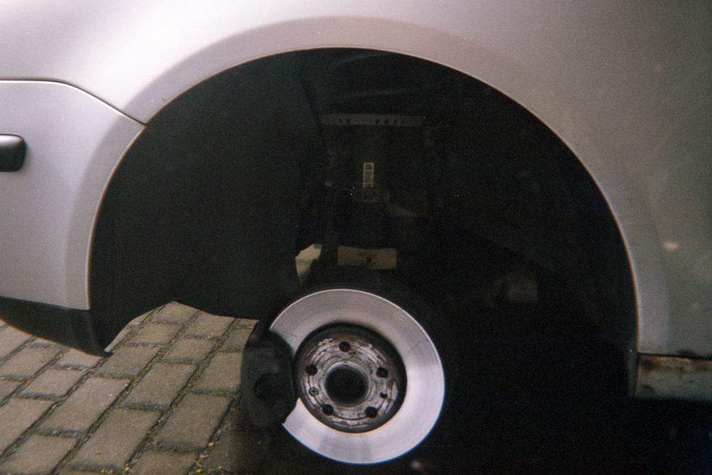 Auto ohne Reifen