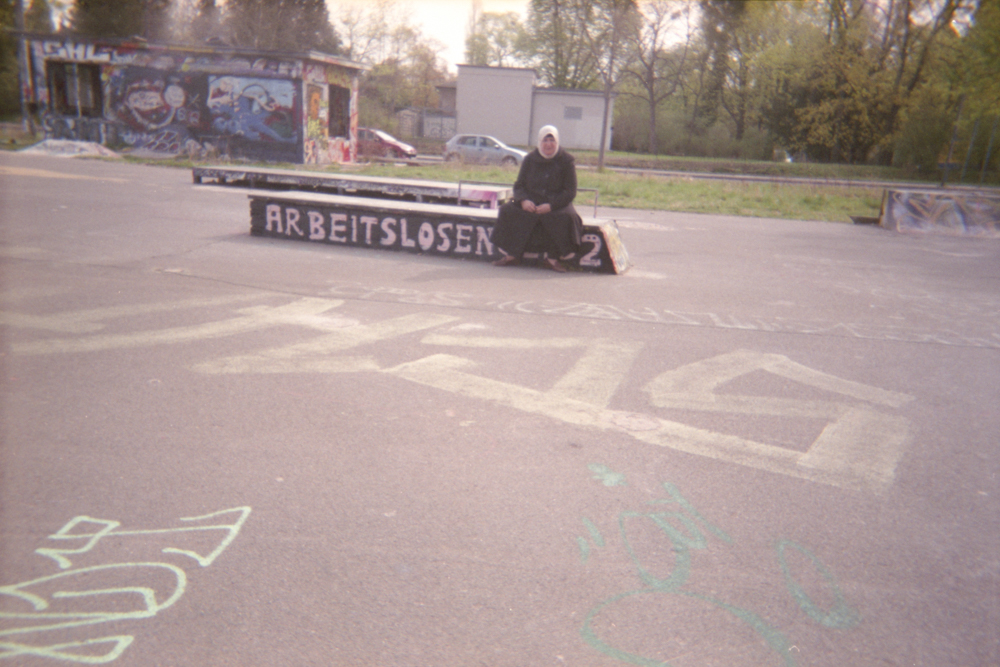 Frau auf einer Bank