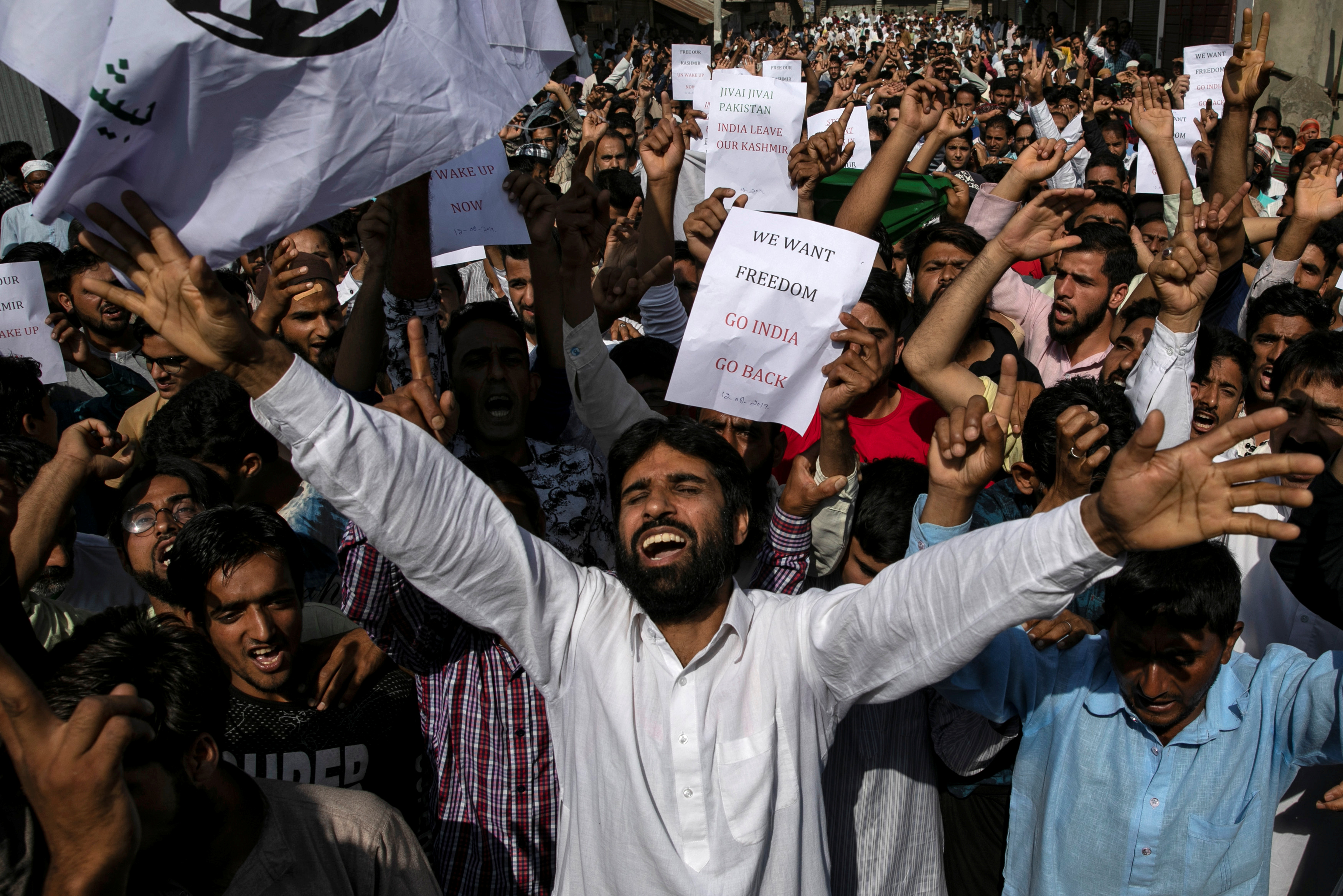 1565683603103-2019-08-12T084753Z_197479141_RC1F3FED1380_RTRMADP_3_INDIA-KASHMIR