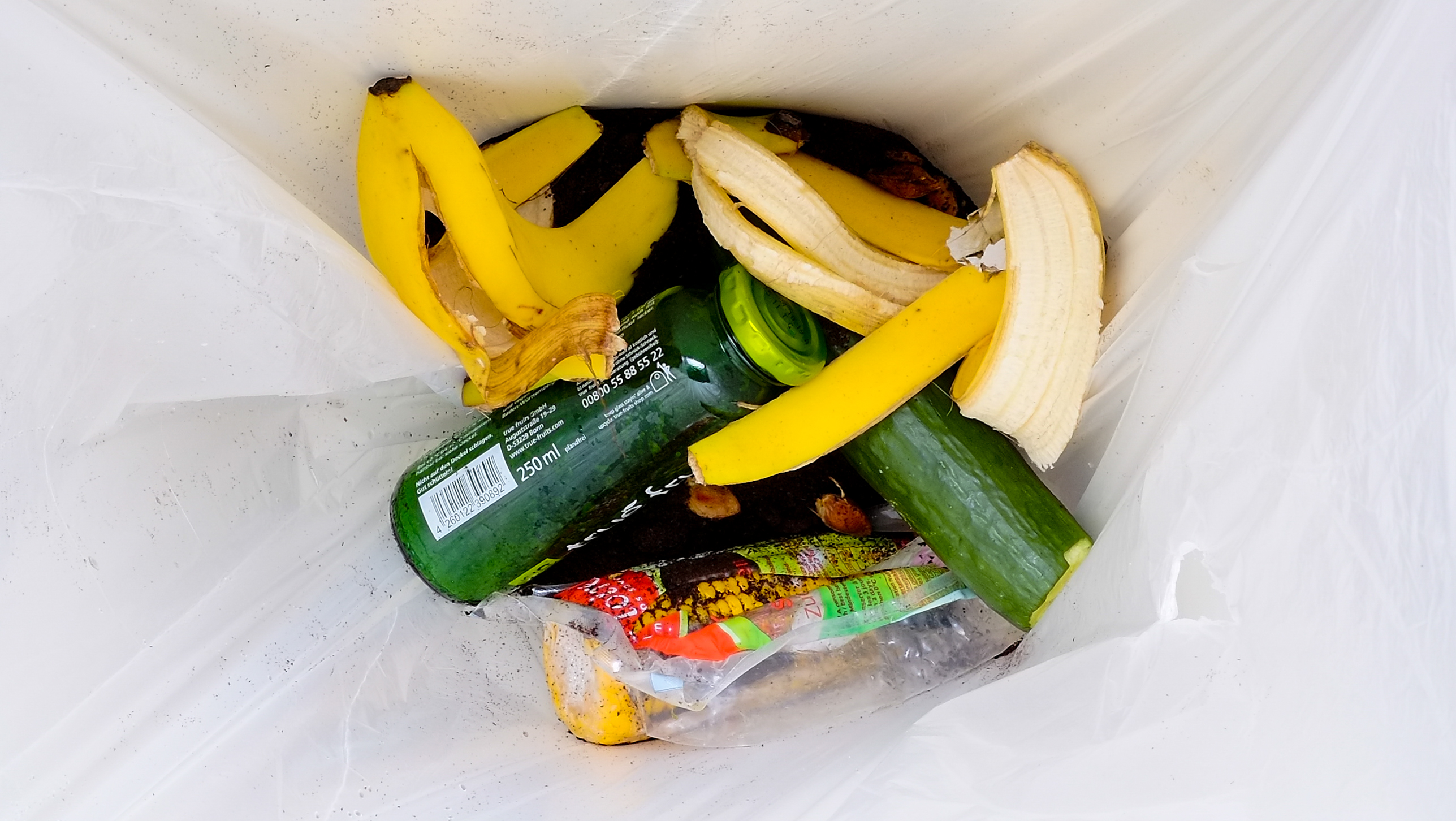 Foto von Müll, darunter True Fruits