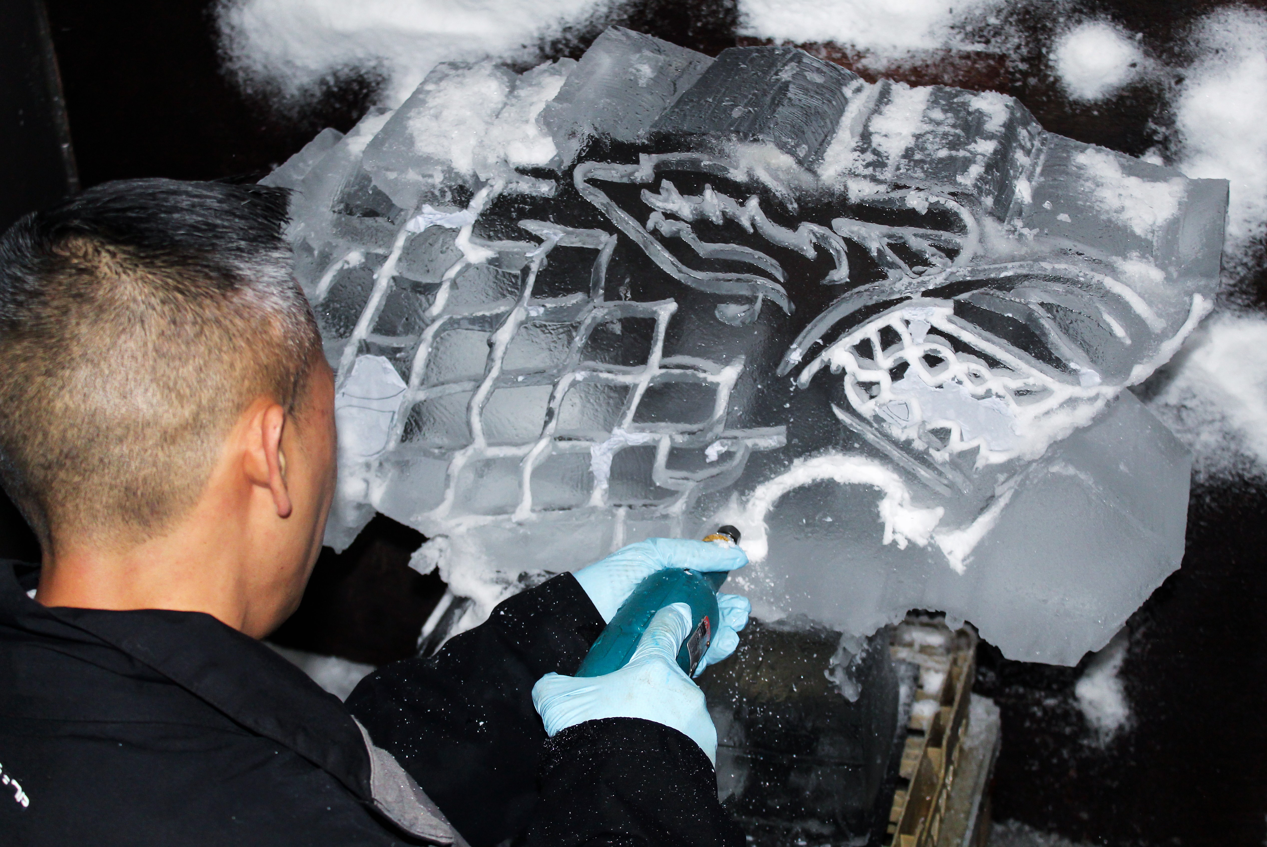 1566200795608-Vice-5_Art-carves-a-direwolf-ice-luge