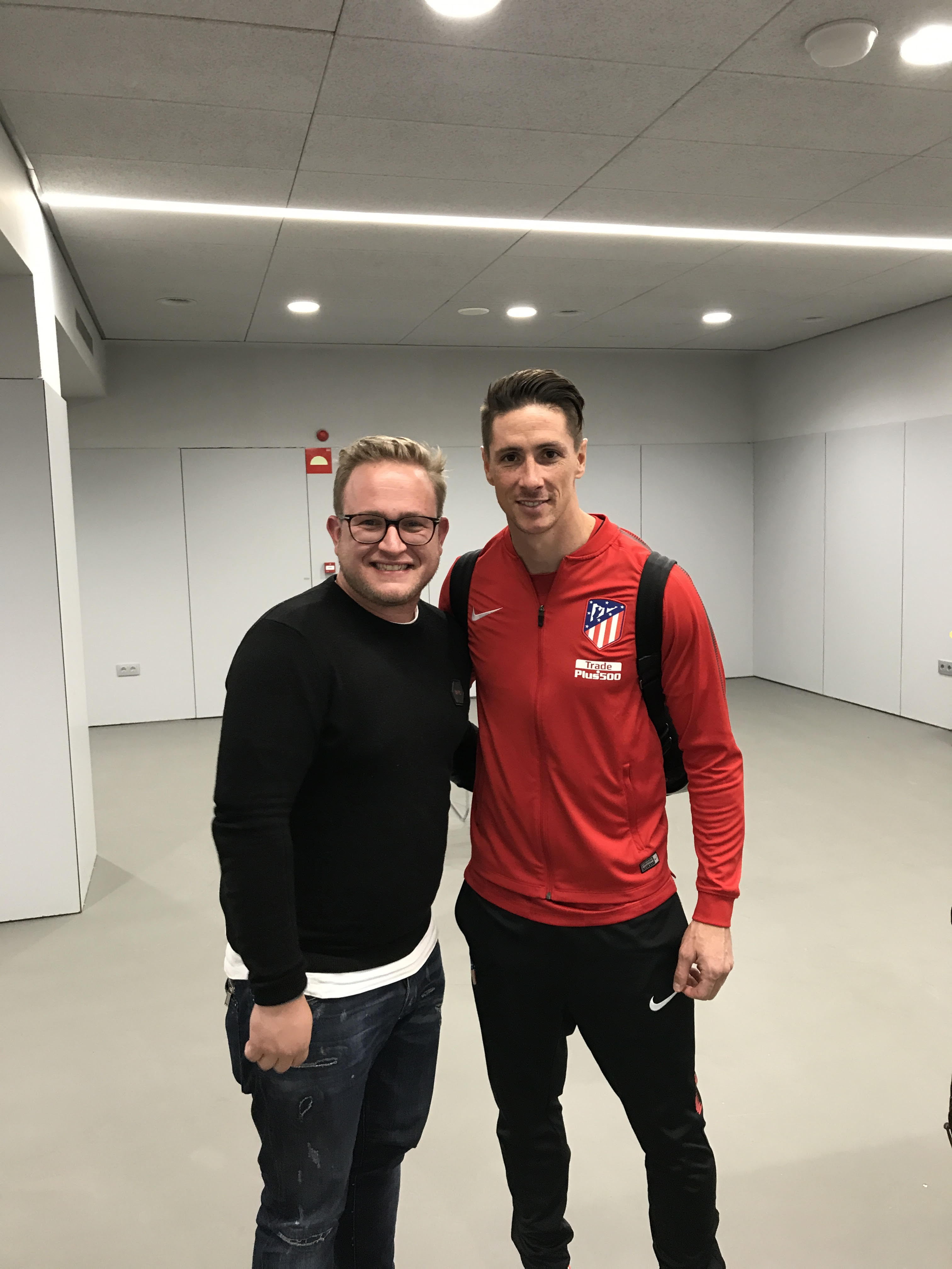 Michael Joustra met Fernando Torres.