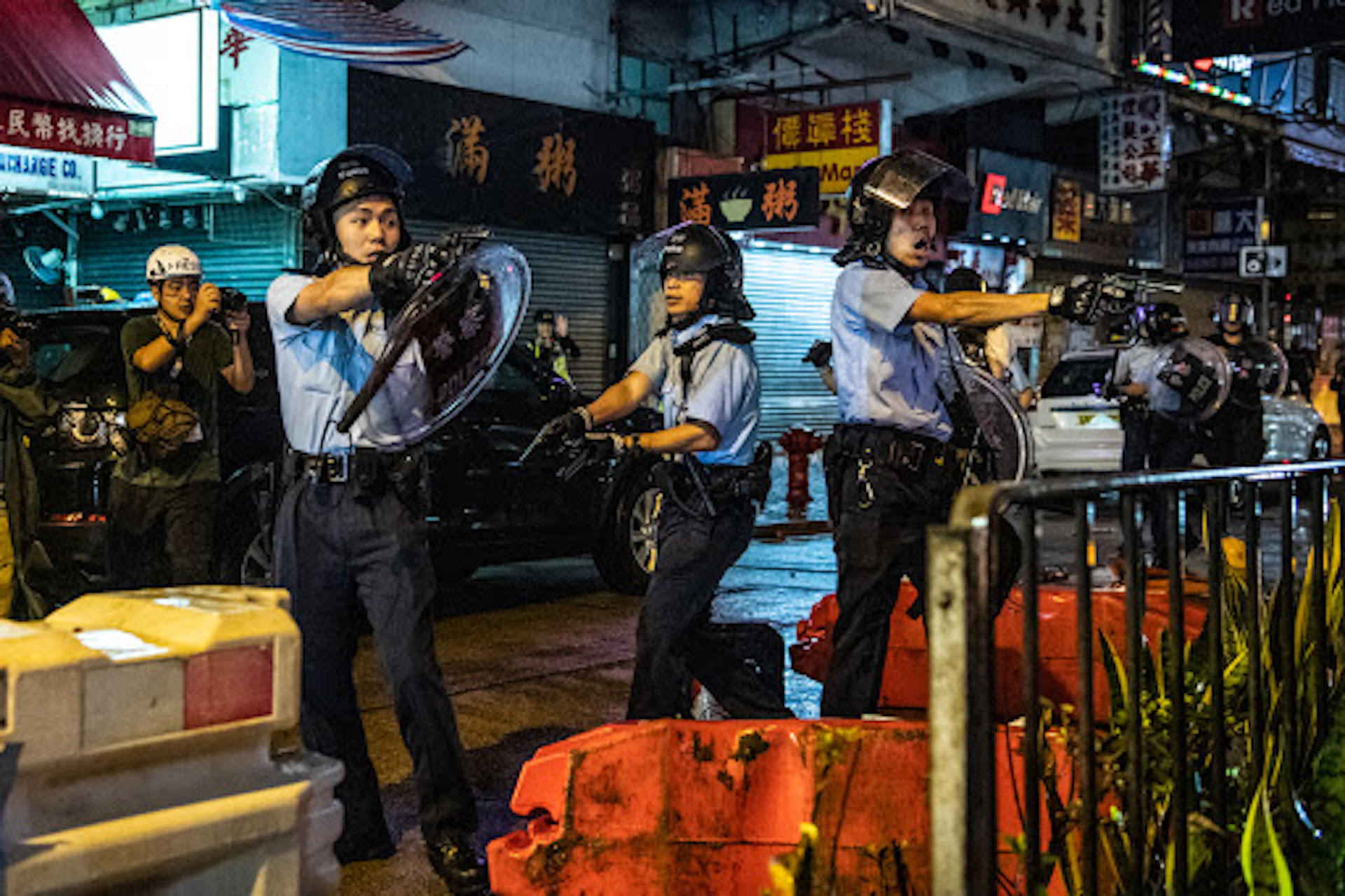 1566830061358-hong-kong-cops-guns