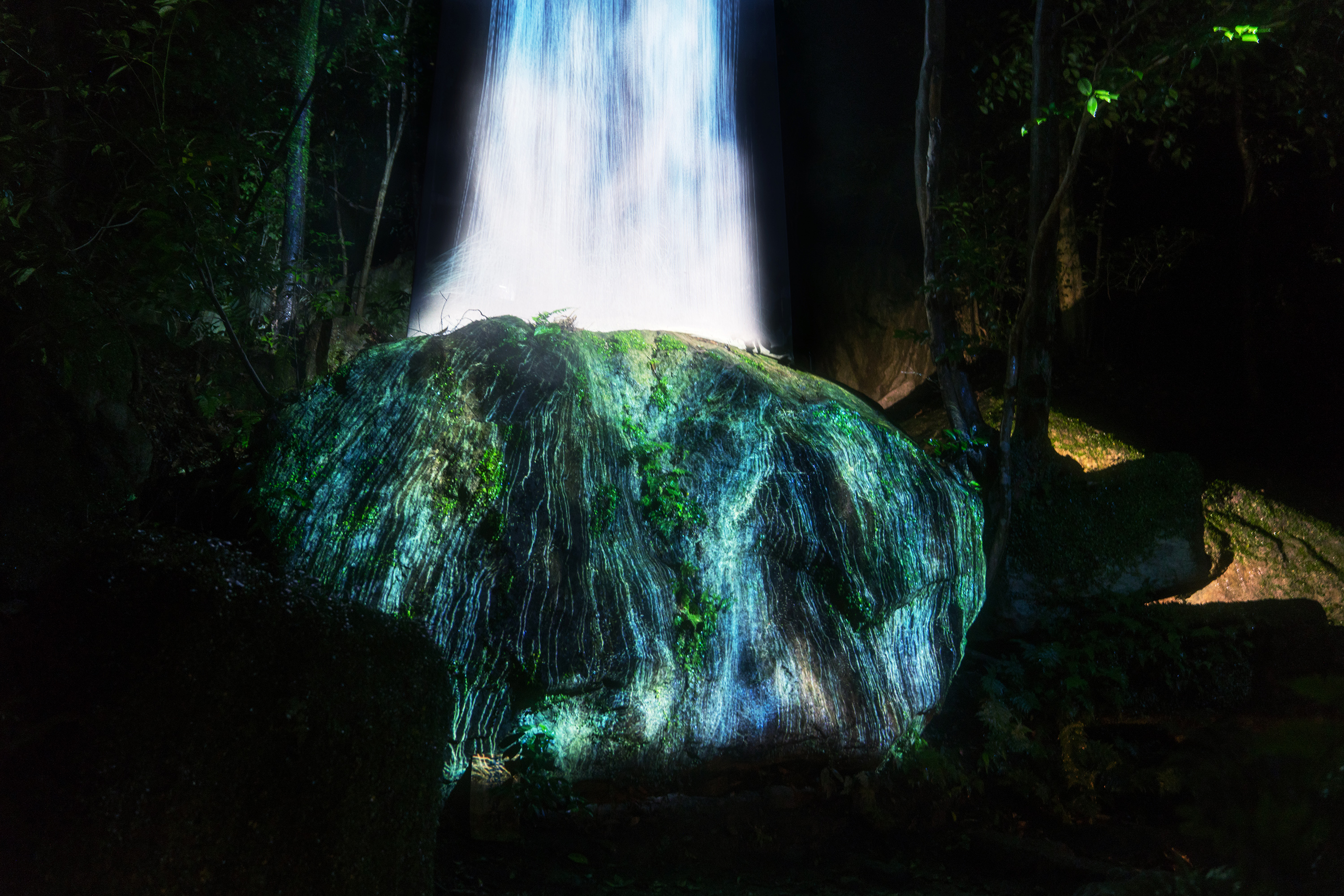 1567171739494-p_IMAGE2_Universe-of-Water-Particles-on-a-Sacred-Rock_rain01
