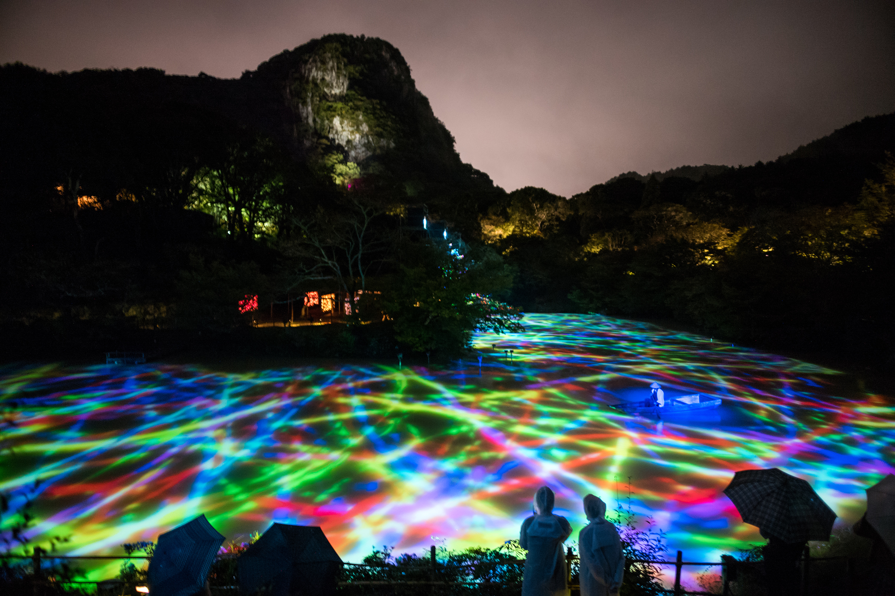 1567171859610-p_IMAGE3_Drawing-on-the-Water-Surface-Created-by-the-Dance-of-Koi-and-Boats-Mifuneyama-Rakuen-Pond__rain01