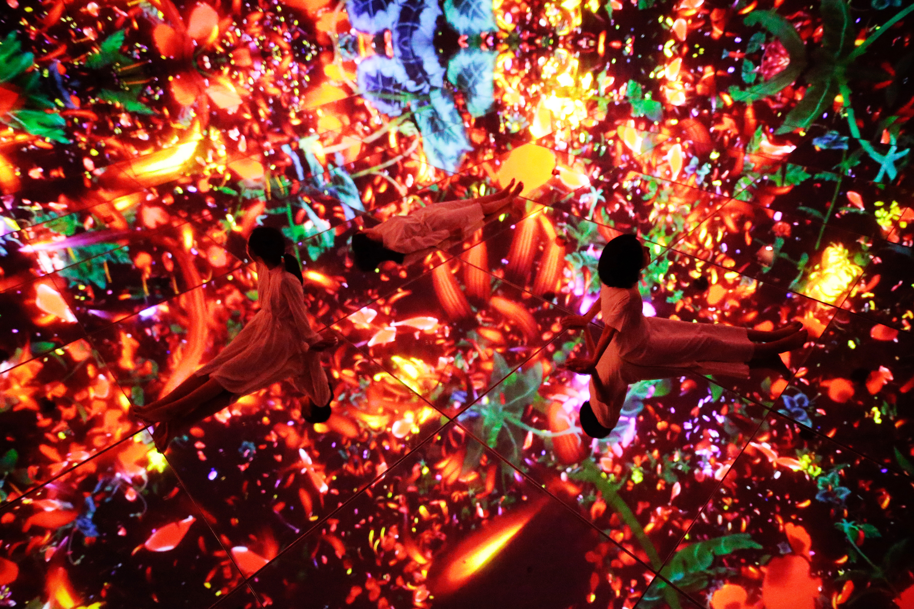 1567172215136-p_IMAGE7_Floating-in-the-Falling-Universe-of-Flowers_08