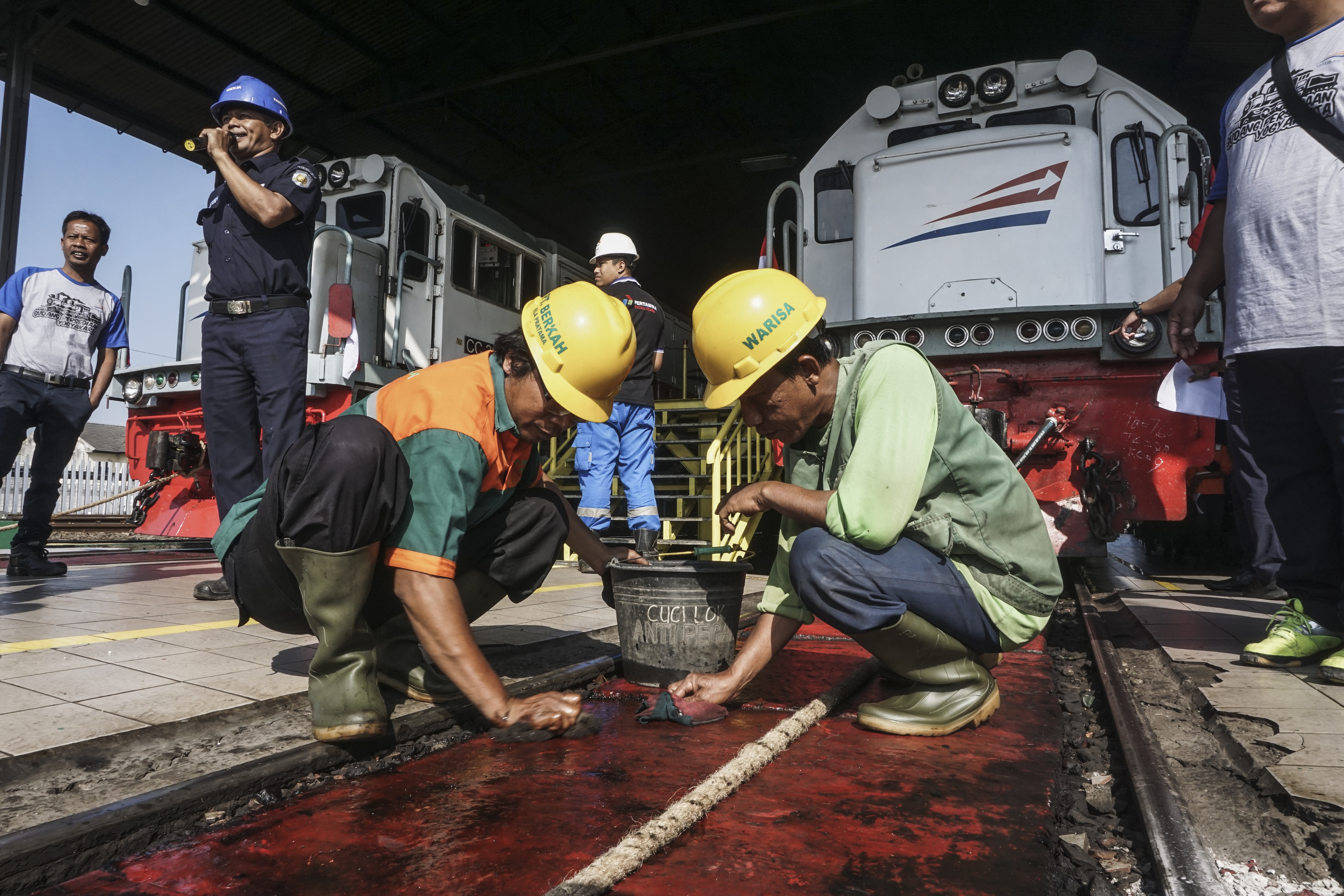 1567409329755-panitia-melumasi-rel-kereta-dengan-oli-agar-jadi-licin-dan-meringankan-beban-lokomotif