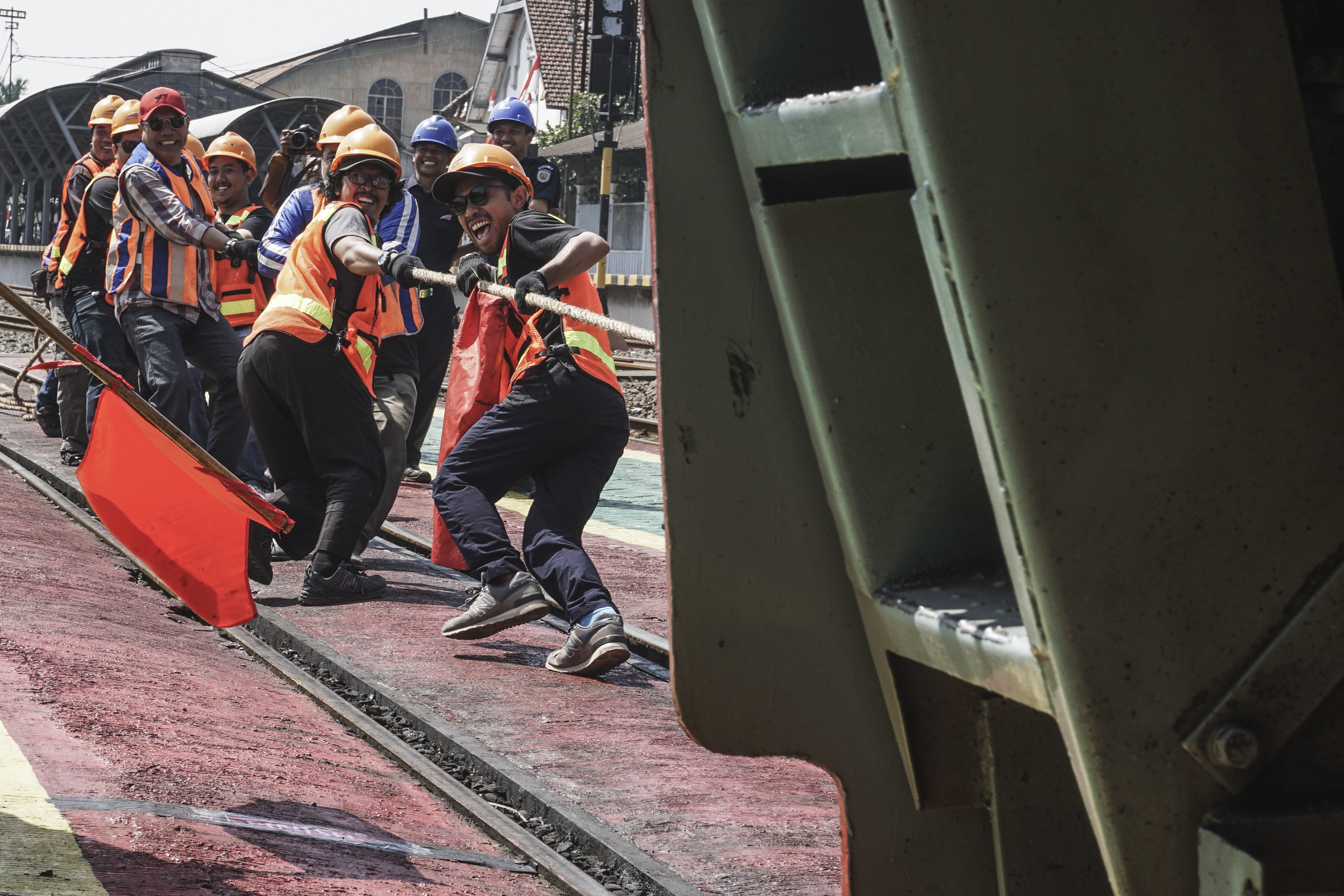 1567409510680-ekspresi-para-peserta-menarik-beban-seberat-86-ton