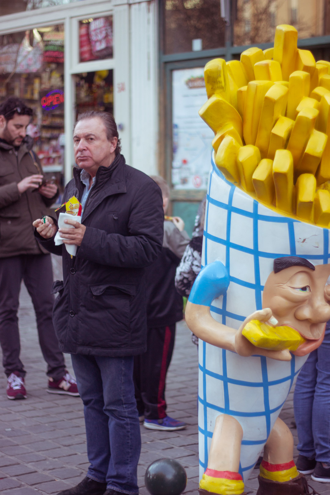 straatfotografie-brussel-Mehdi-El-Taghdouini-man-met-frieten-frituur