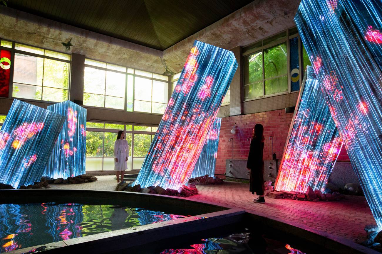 1567603342391-teamLab-megaliths-bathhouse