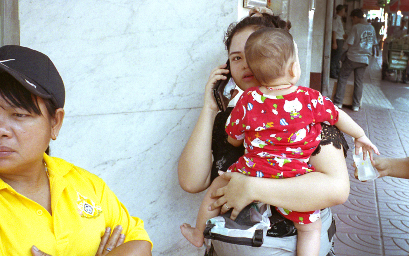 thailand-reis-vrouw-telefoon-straat-fotos-annabella-schwagten