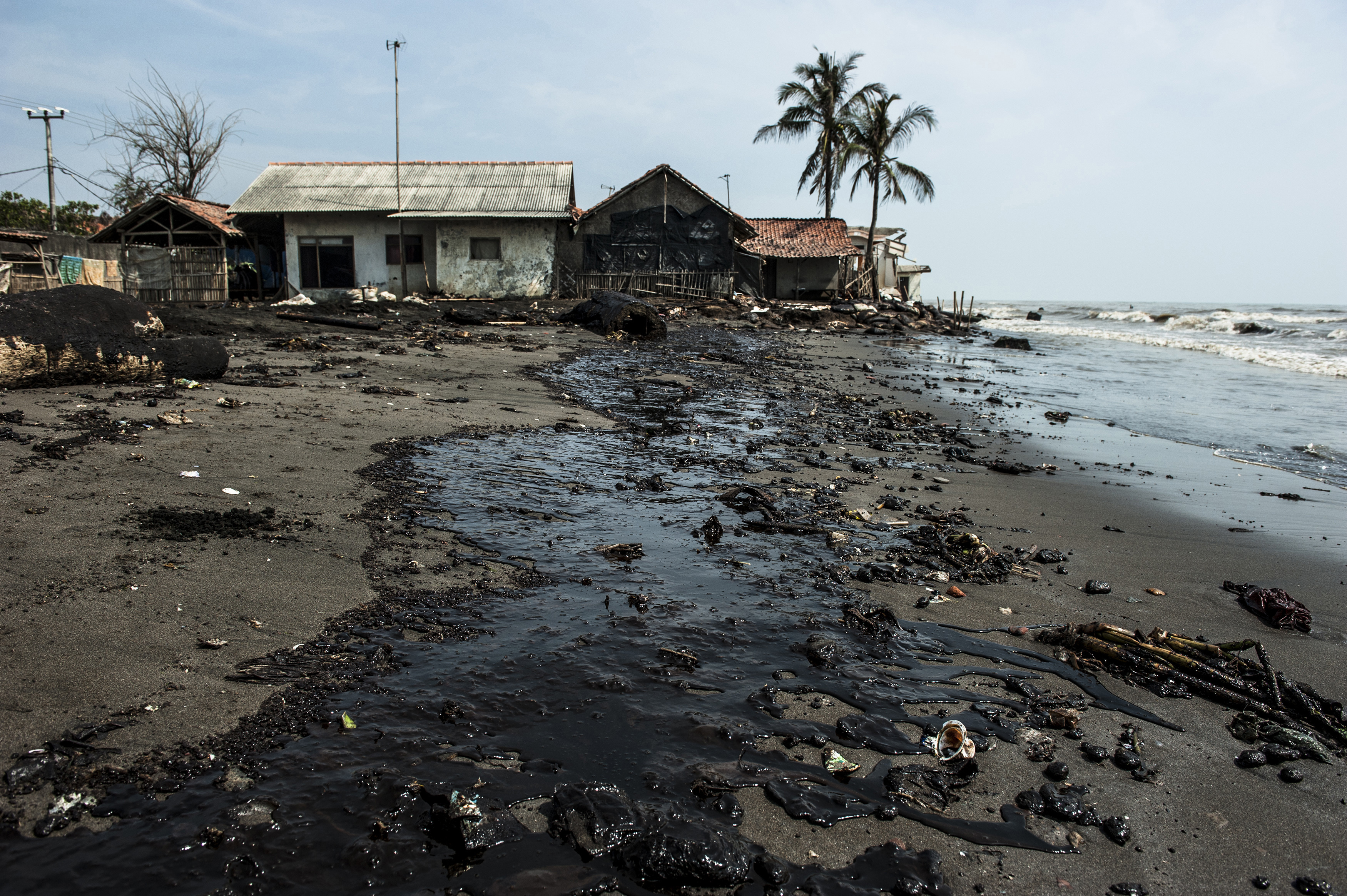 1568705376346-Oil-Spill-Karawang-8