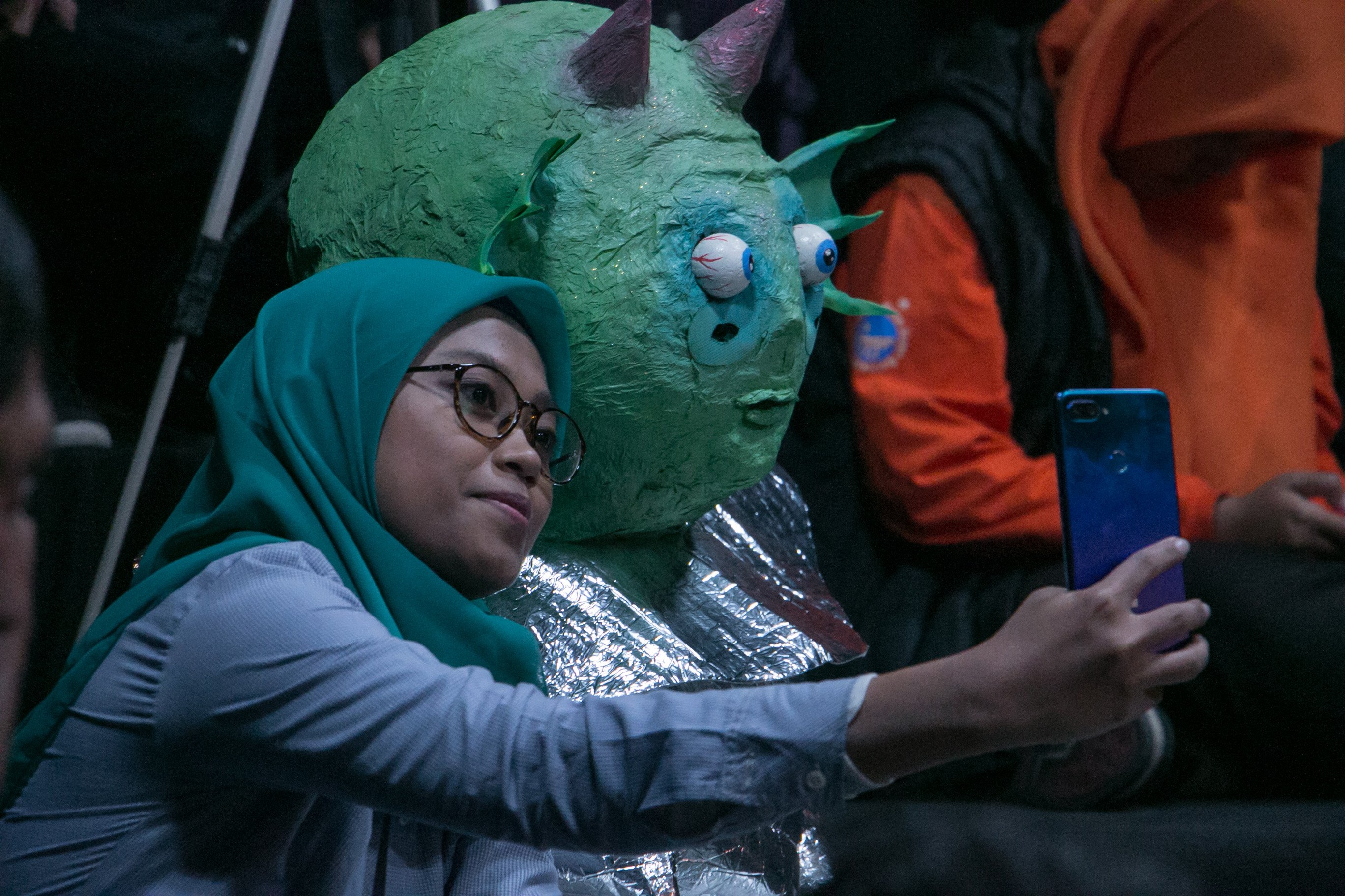 1568788519220-salah-satu-peserta-konferensi-selfie-dengan-alien-foto-oleh-Firdaus-Akmal-1