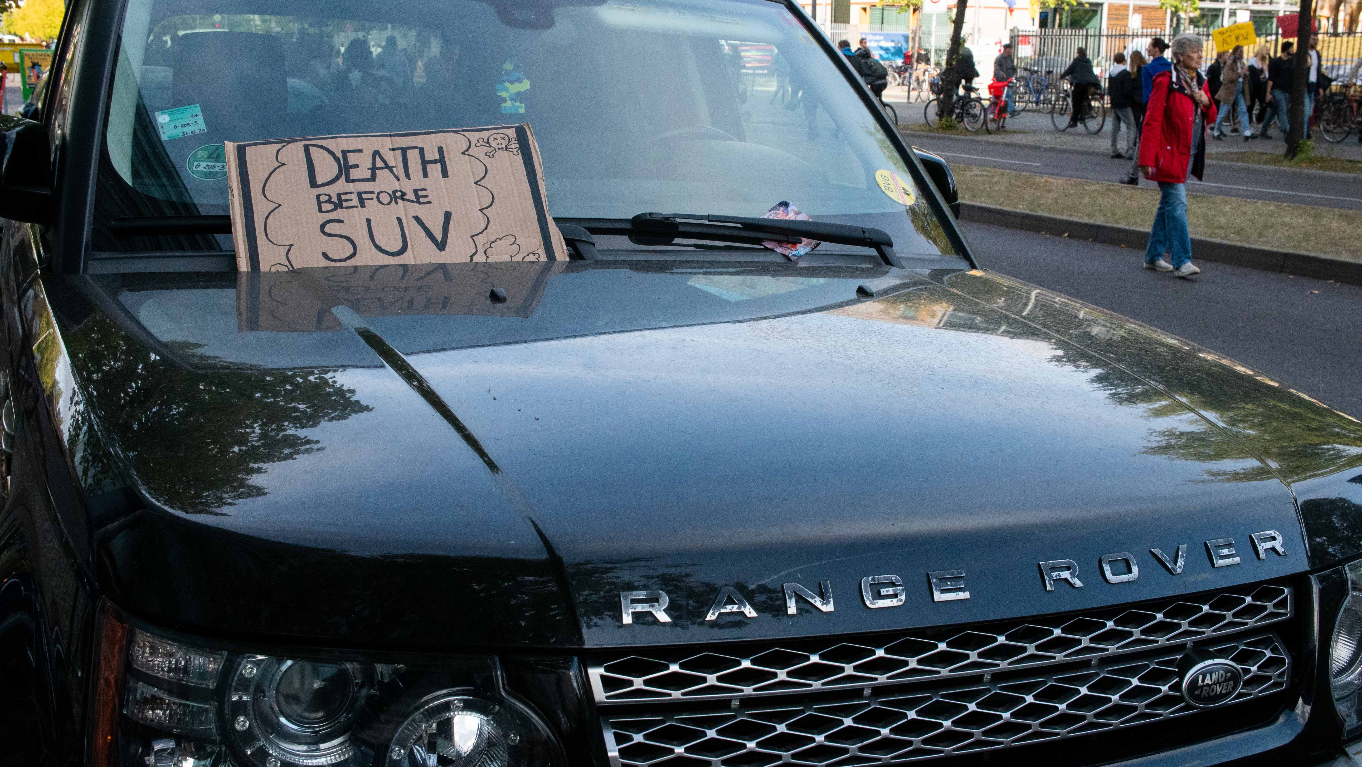 Ein SUV beim Klimastreik