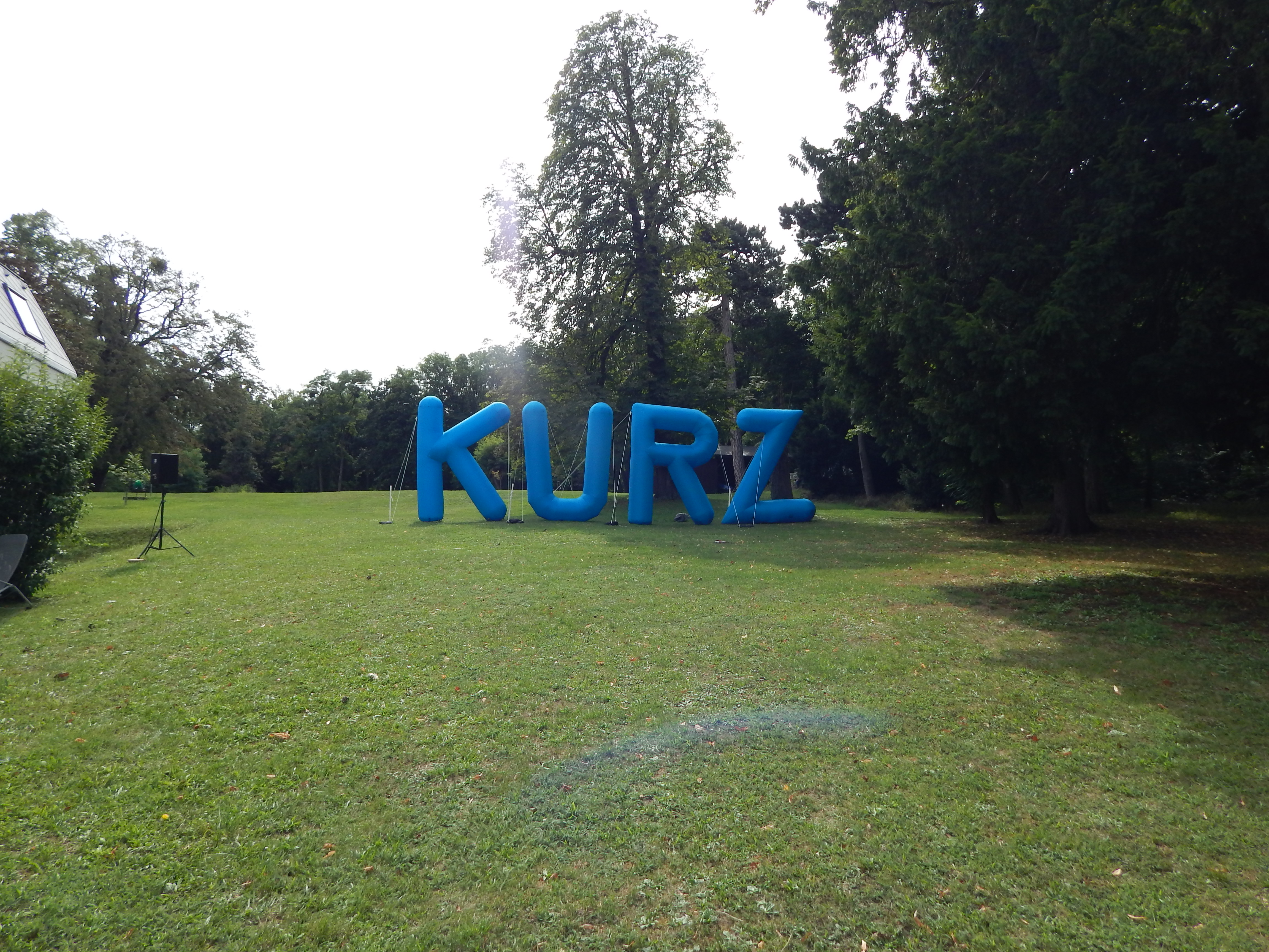 Sebastian-Kurz-Schriftzug im Garten