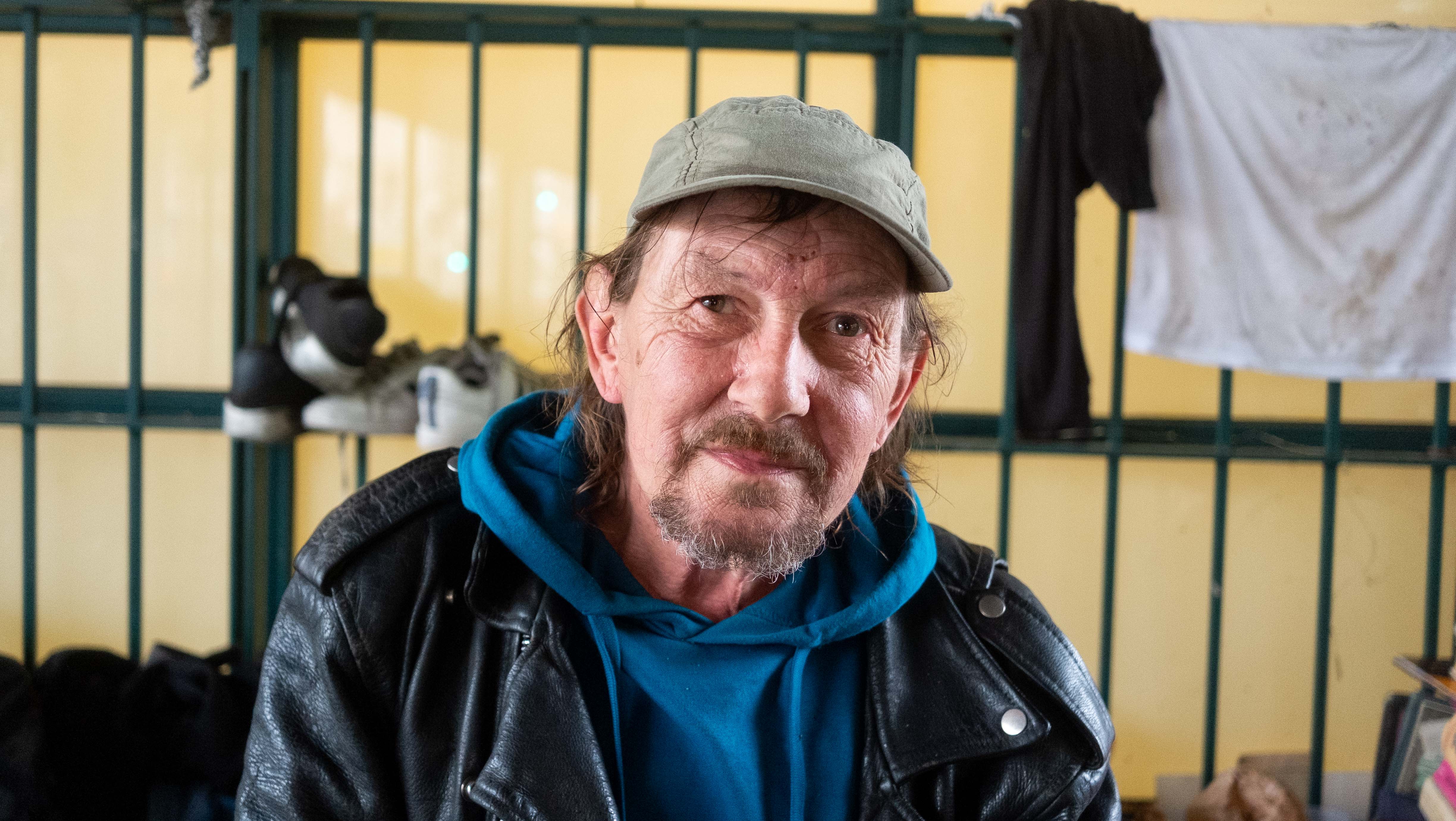 Ein Mann mit Cappie unter einer Bücke in Berlin