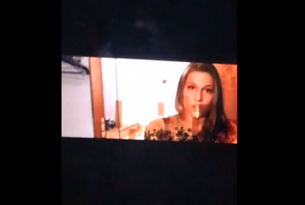 Eine Werbetafel zeigt einen Porno