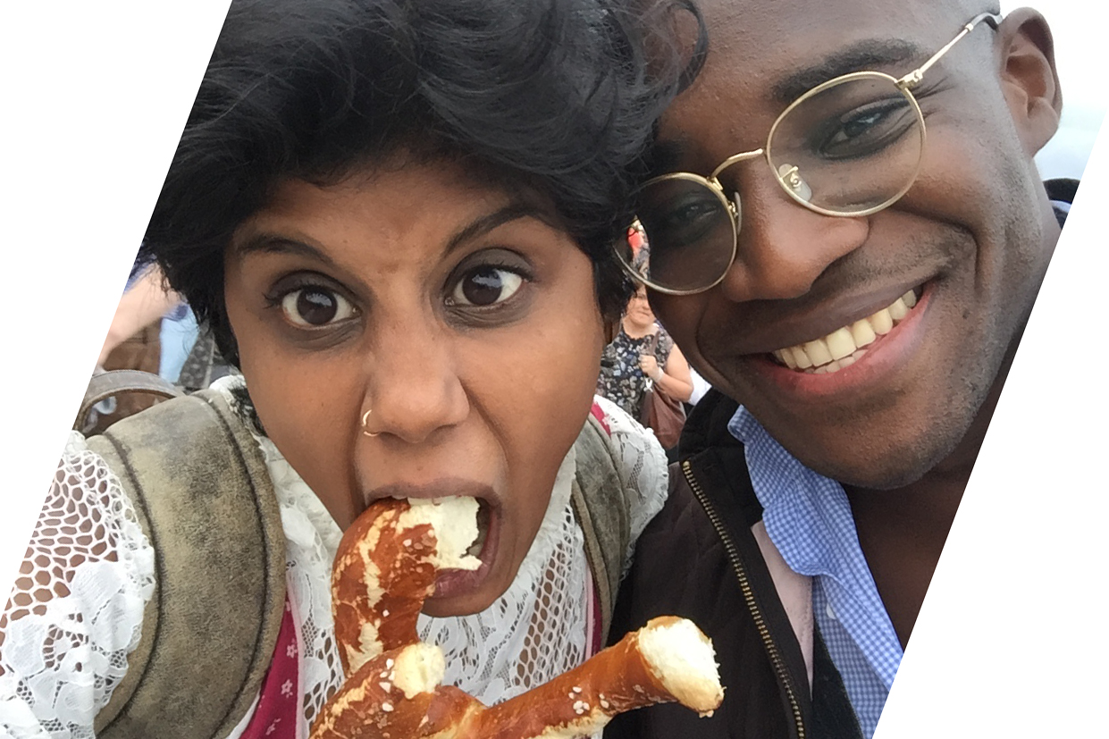 Die Autorin lässt sich mit einer Bekanntschaft eine Brezel schmecken
